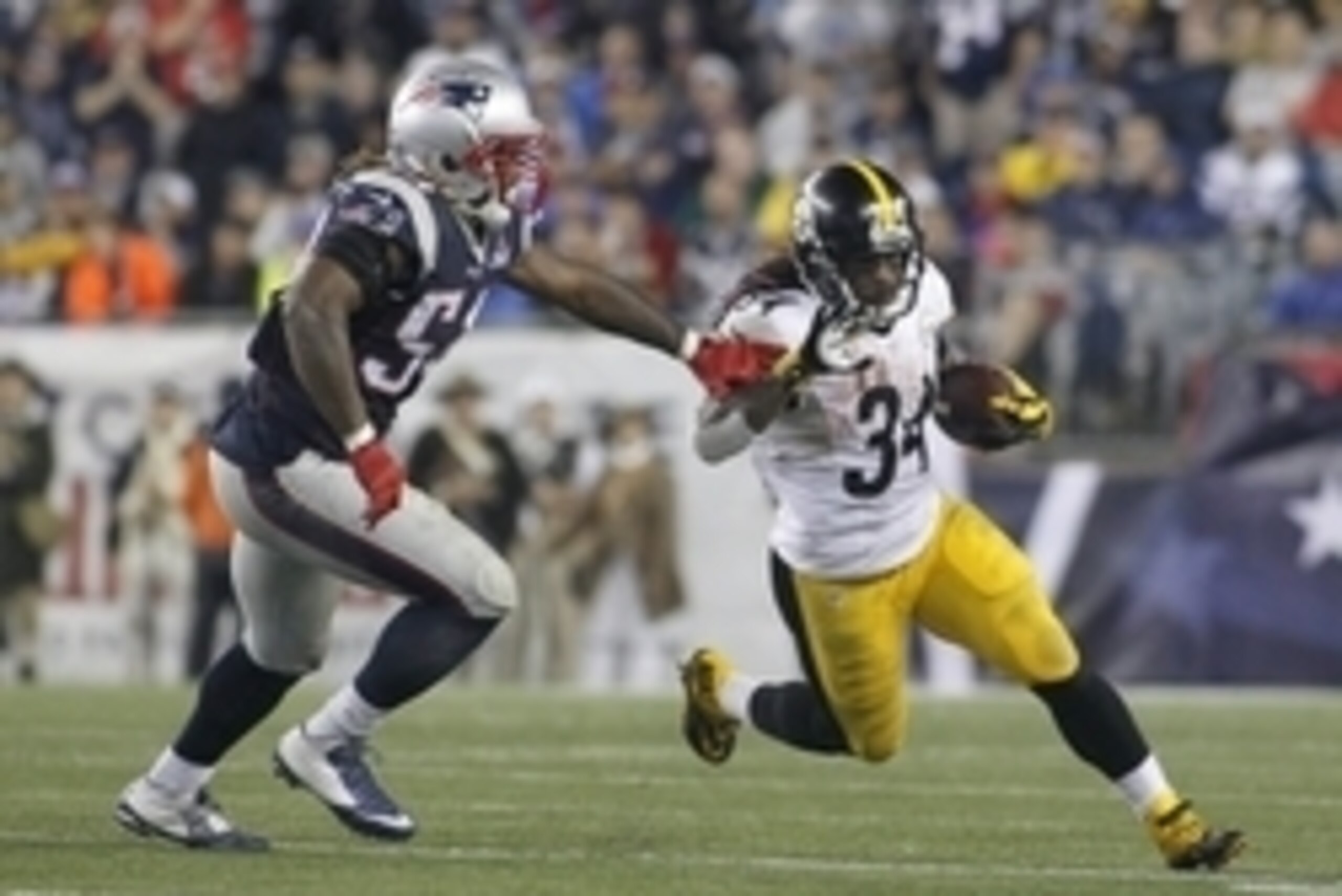 Sep 10, 2015; Foxborough, MA, USA; New England Patriots outside linebacker Dont'a Hightower (54) attempts to tackle Pittsburgh Steelers running back DeAngelo Williams (34) during the third quarter  at Gillette Stadium. Mandatory Credit: Stew Milne-USA TOD