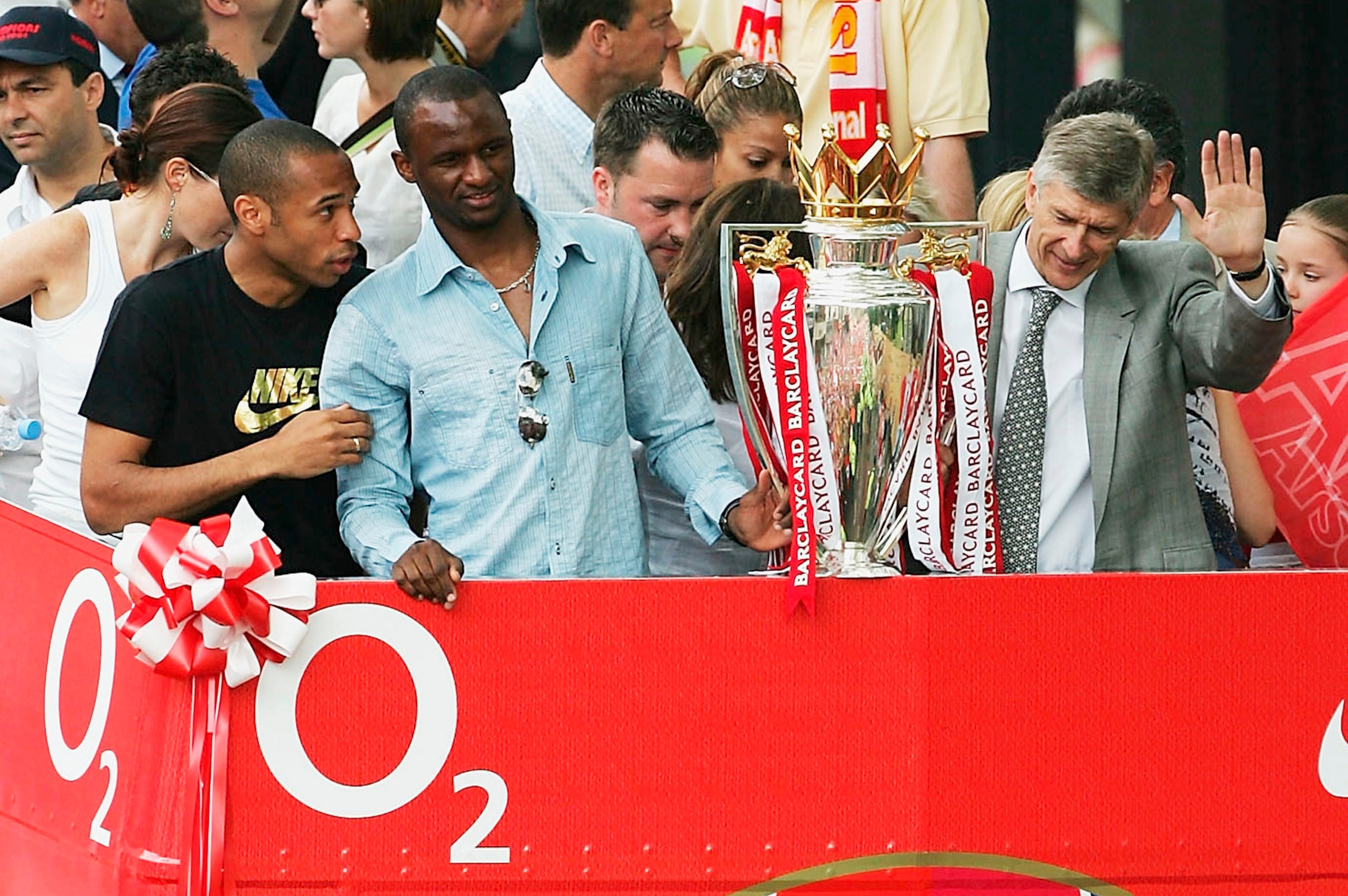 Wenger with Henry, Vieira during 2004 victory parade.