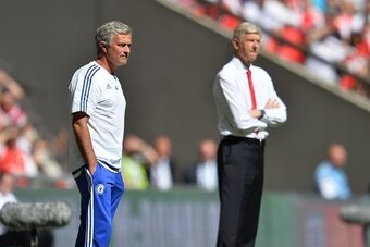 Chelsea's Portuguese manager Jose Mourinho (L) and Arsenal's French manager Arsene Wenger (R) watch from the side during the FA Community Shield football match between Arsenal and Chelsea at Wembley Stadium in north London on August 2, 2015. AFP PHOTO / G