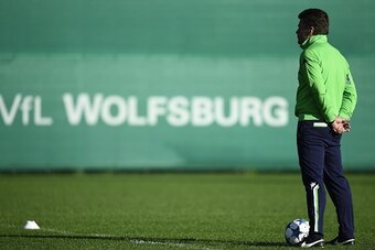 Wolfsburg's head coach Dieter Hecking attends a training session on the eve of the UEFA Champions League group B football match between VfL Wolfsburg and CSKA Moscva in Wolfsburg, on September 14, 2015. 
AFP PHOTO / TOBIAS SCHWARZ        (Photo credit sho