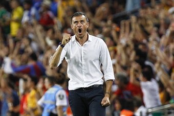 Barcelona's coach Luis Enrique (R) celebrates a goal during the Spanish Supercup second-leg football match FC Barcelona vs Athletic Club Bilbao at the Camp Nou stadium in Barcelona on August 17, 2015. AFP PHOTO / QUIQUE GARCIA        (Photo credit should 