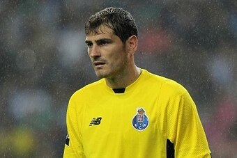 PORTO, PORTUGAL - AUGUST 15:  Porto's goalkeeper Iker Casillas during the match between FC Porto and Vitoria Guimaraes for the Portuguese Primeira Liga at Estadio do Dragao on August 15, 2015 in Porto, Portugal.  (Photo by Carlos Rodrigues/Getty Images)
