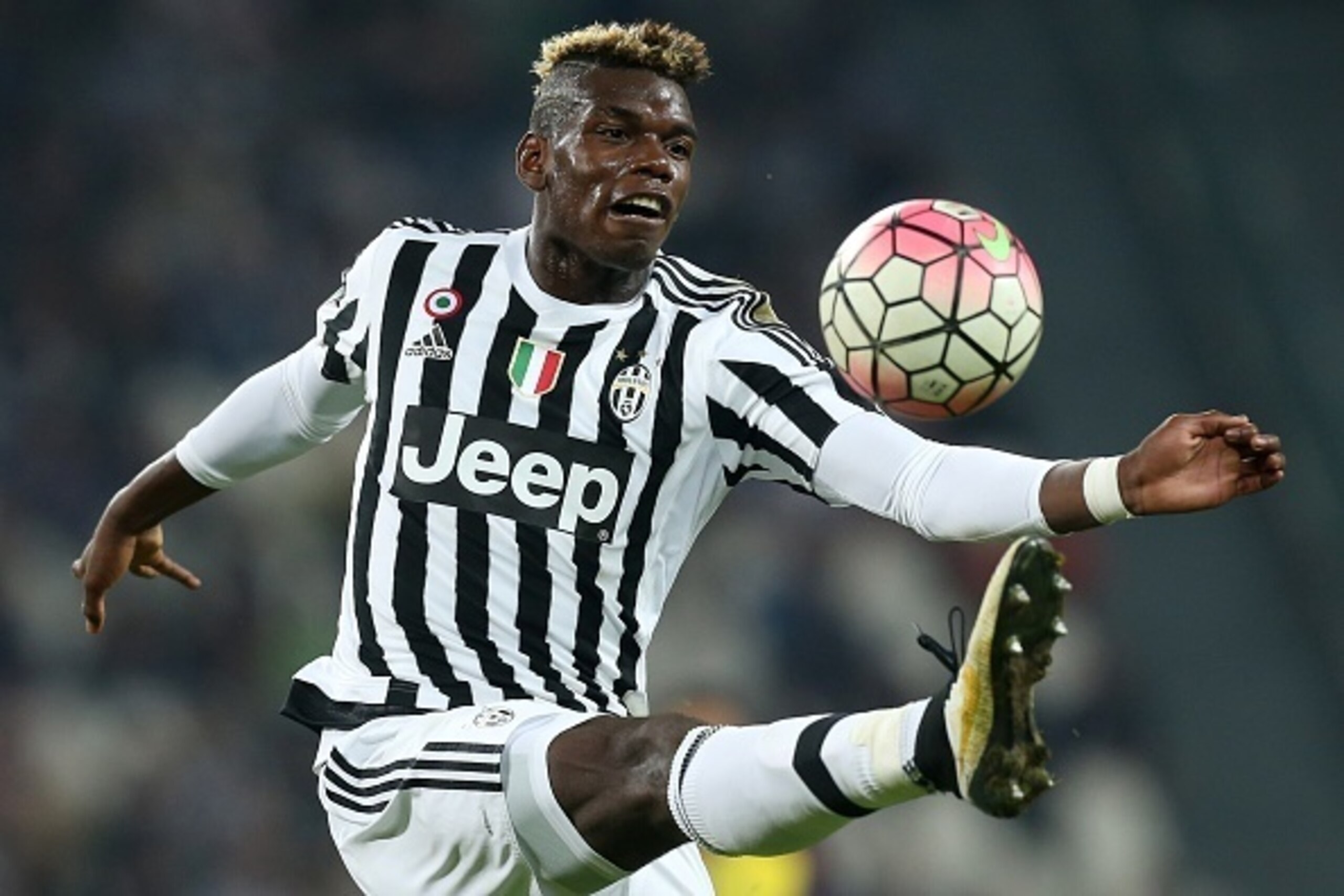 Juventus' French midfielder Paul Pogba controls the ball during the Italian Serie A  football match between Juventus and Chievo on September 12, 2015 at the Juventus Stadium in Turin.  AFP PHOTO / MARCO BERTORELLO        (Photo credit should read MARCO BE
