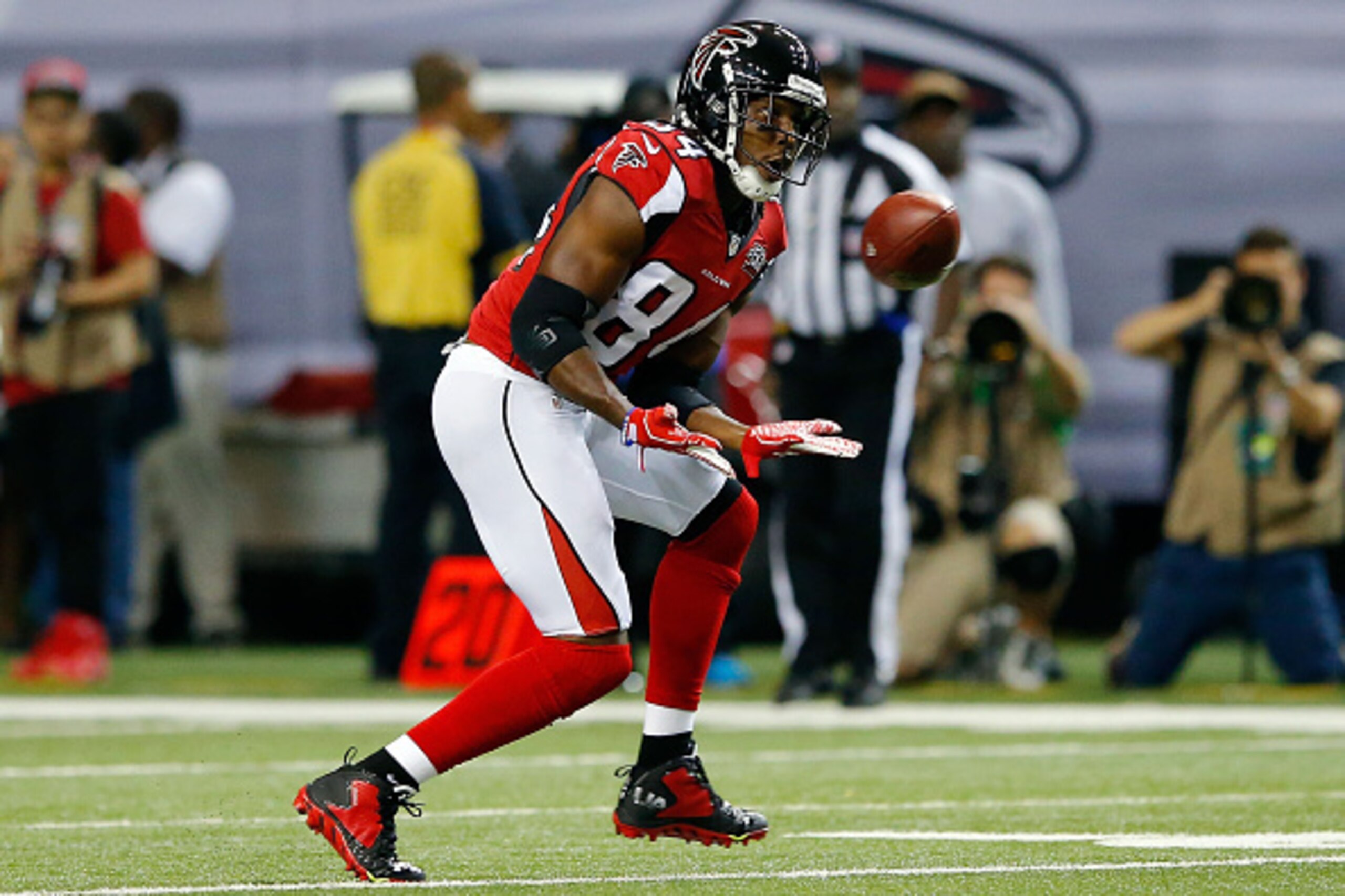 ATLANTA, GA - SEPTEMBER 14: Roddy White #84 of the Atlanta Falcons catches a pass during the first half against the Philadelphia Eagles at the Georgia Dome on September 14, 2015 in Atlanta, Georgia. (Photo by Kevin C. Cox/Getty Images) ATLANTA, GA - SEPTEMBER 14: Roddy White #84 of the Atlanta Falcons catches a pass during the first half against the Philadelphia Eagles at the Georgia Dome on September 14, 2015 in Atlanta, Georgia. (Photo by Kevin C. Cox/Getty Images)