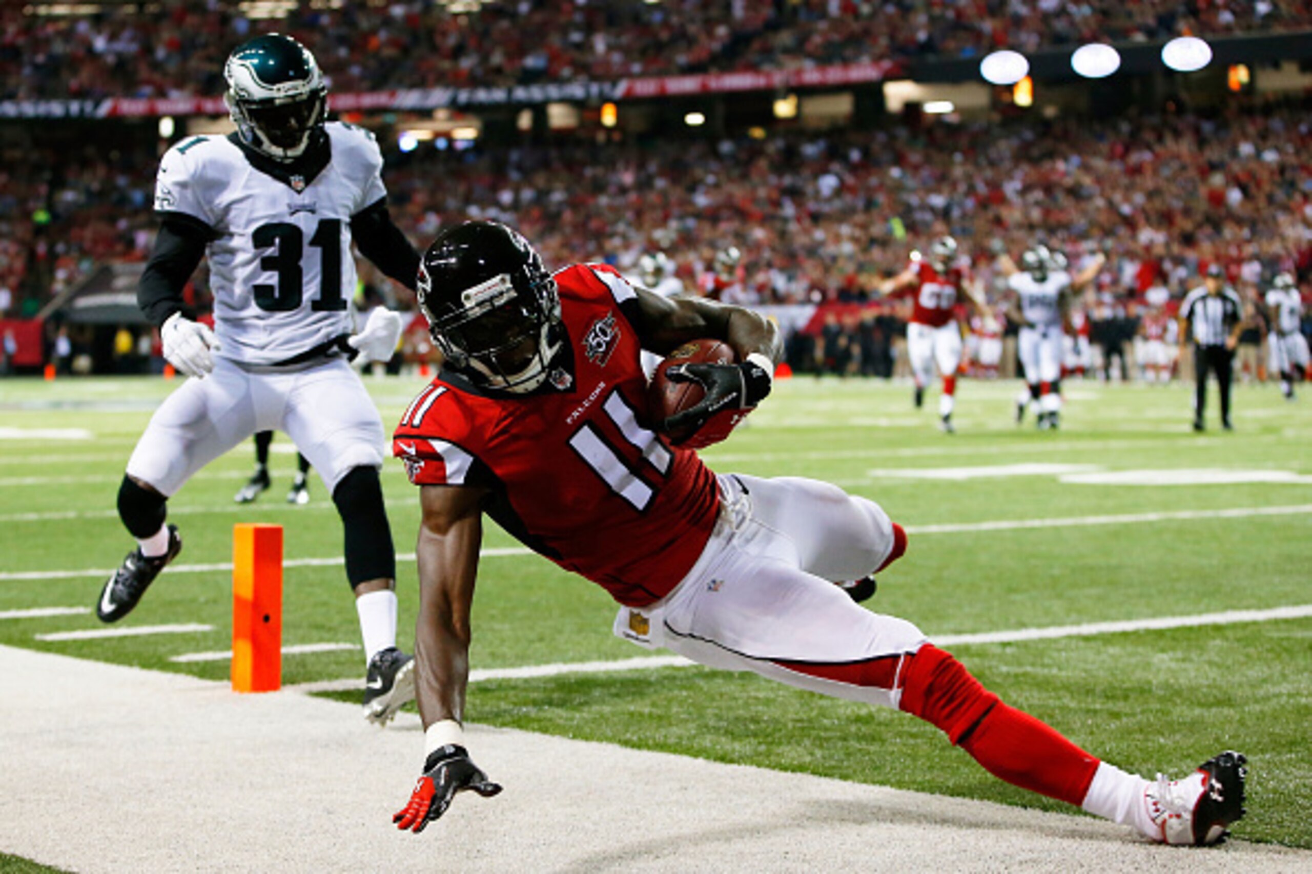 ATLANTA, GA - SEPTEMBER 14:  Julio Jones #11 of the Atlanta Falcons scores a touchdown against Byron Maxwell #31 of the Philadelphia Eagles during the first half at the Georgia Dome on September 14, 2015 in Atlanta, Georgia.  (Photo by Kevin C. Cox/Getty 
