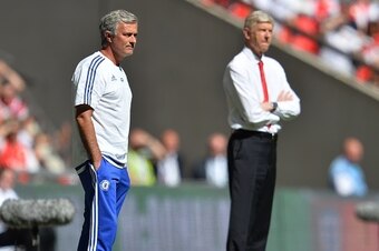 Chelsea's Portuguese manager Jose Mourinho (L) and Arsenal's French manager Arsene Wenger (R) watch from the side during the FA Community Shield football match between Arsenal and Chelsea at Wembley Stadium in north London on August 2, 2015. AFP PHOTO / G