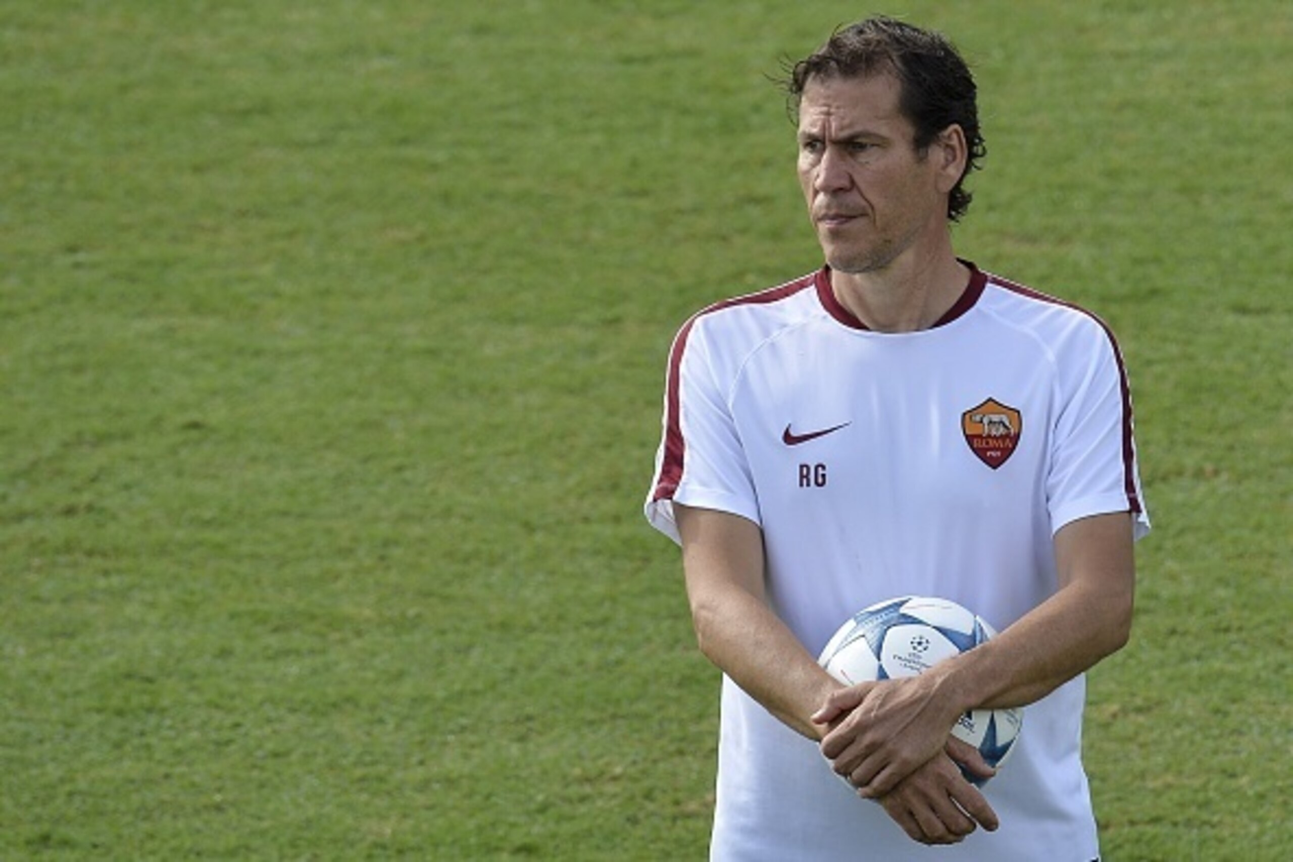 AS Roma's French coach Rudi Garcia leads a training session, on the eve of the team's Champions League football match against FC Barcelone, at the Trigoria training ground in the outskirts of Rome, on September 15, 2015. AFP PHOTO / ANDREAS SOLARO        
