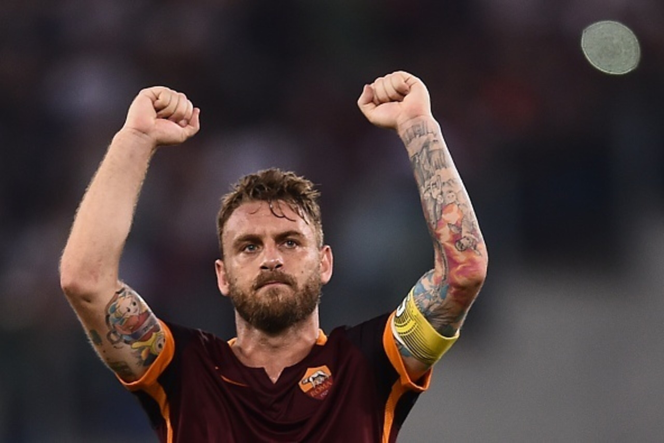 Roma's midfielder from Italy Daniele De Rossi celebrates at the end of the Italian Serie A football match AS Roma vs Juventus on August 30, 2015 at the Olympic stadium in Rome.  AS Roma won 2-1.   AFP PHOTO / FILIPPO MONTEFORTE        (Photo credit should