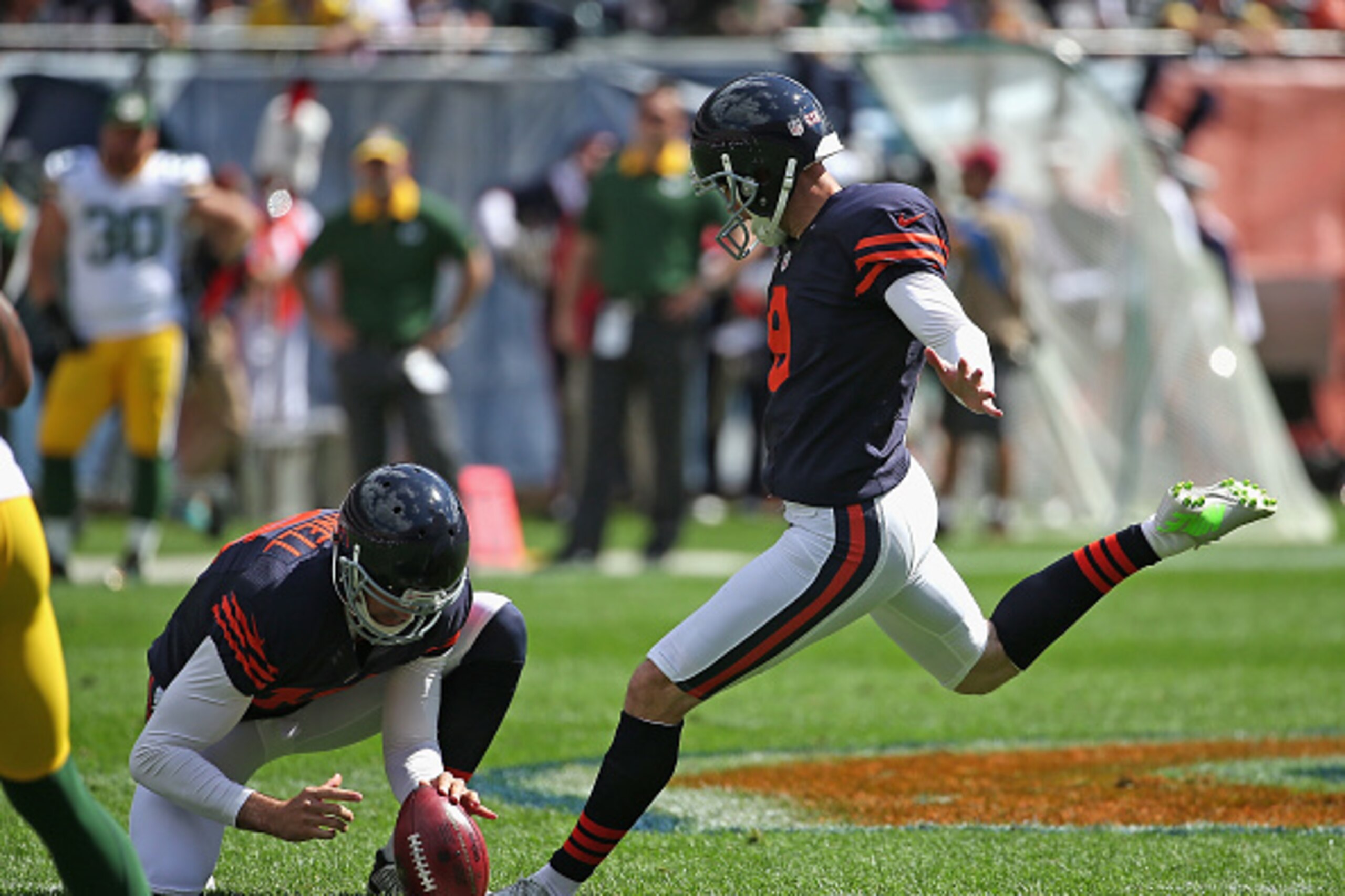 CHICAGO, IL - SEPTEMBER 13:  Robbie Gould #9 of the Chicago Bears kicks a kicks a field goal out of the hold of Pat O'Donnell against the Green Bay Packers at Soldier Field on September 13, 2015 in Chicago, Illinois.  (Photo by Jonathan Daniel/Getty Image