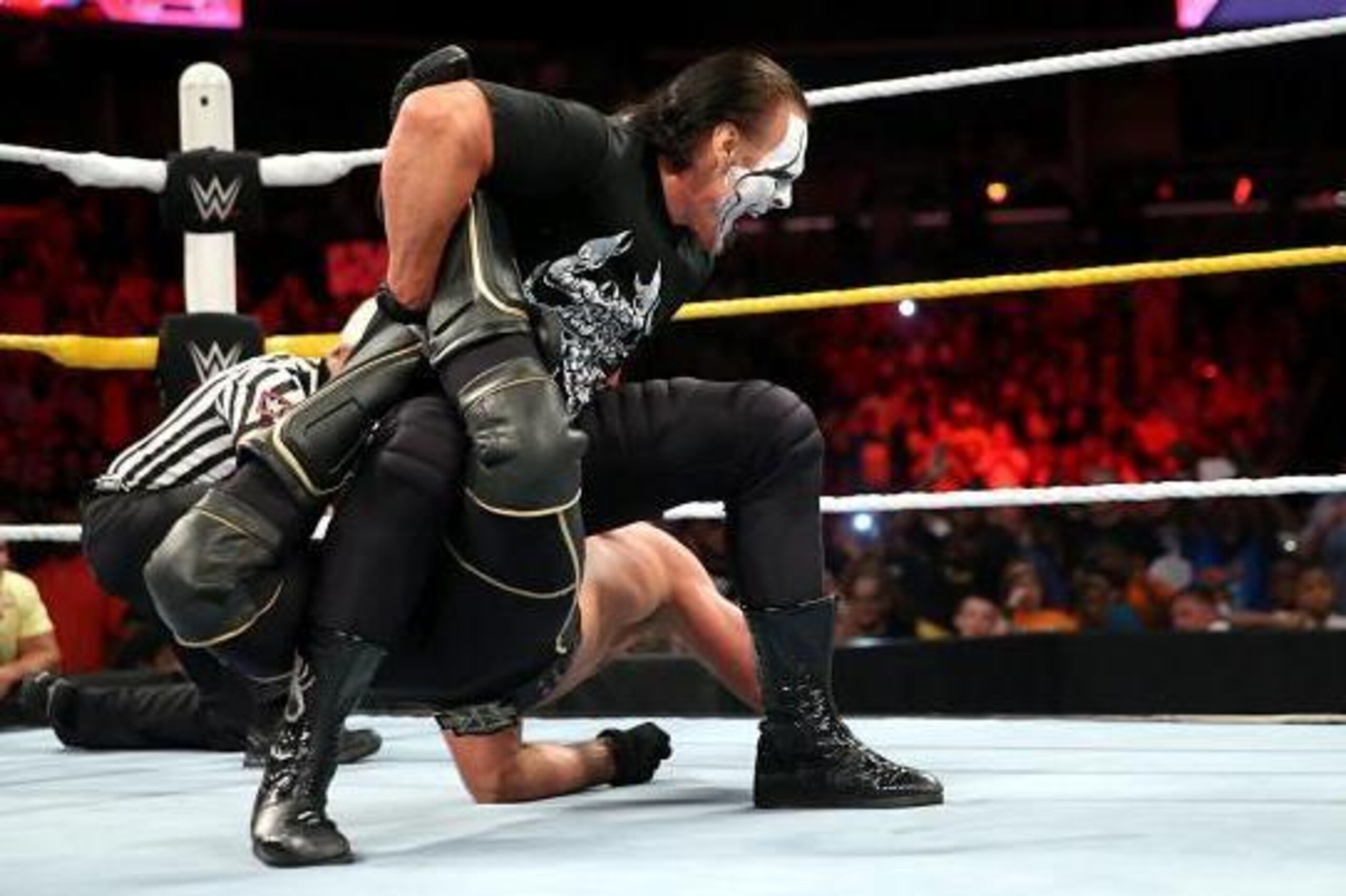 Sting applies the Scorpion Deathlock.