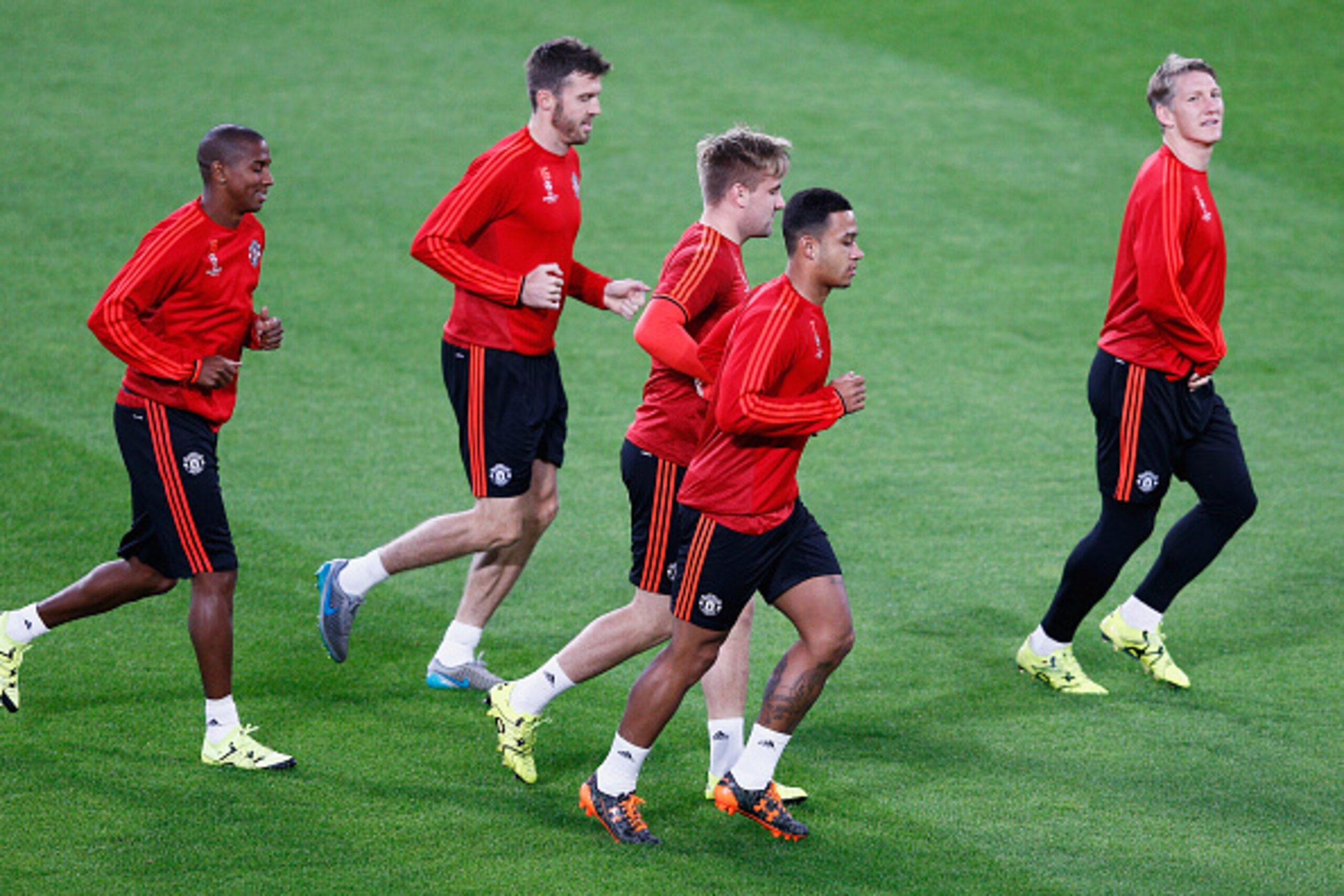 EINDHOVEN, NETHERLANDS - SEPTEMBER 14:  (L-R)  Ashley Young, Michael Carrick, Luke Shaw, Memphis Depay and Bastian Schweinsteiger of Manchester United in action during the Manchester United training session / press conference held at the Philips Stadion o