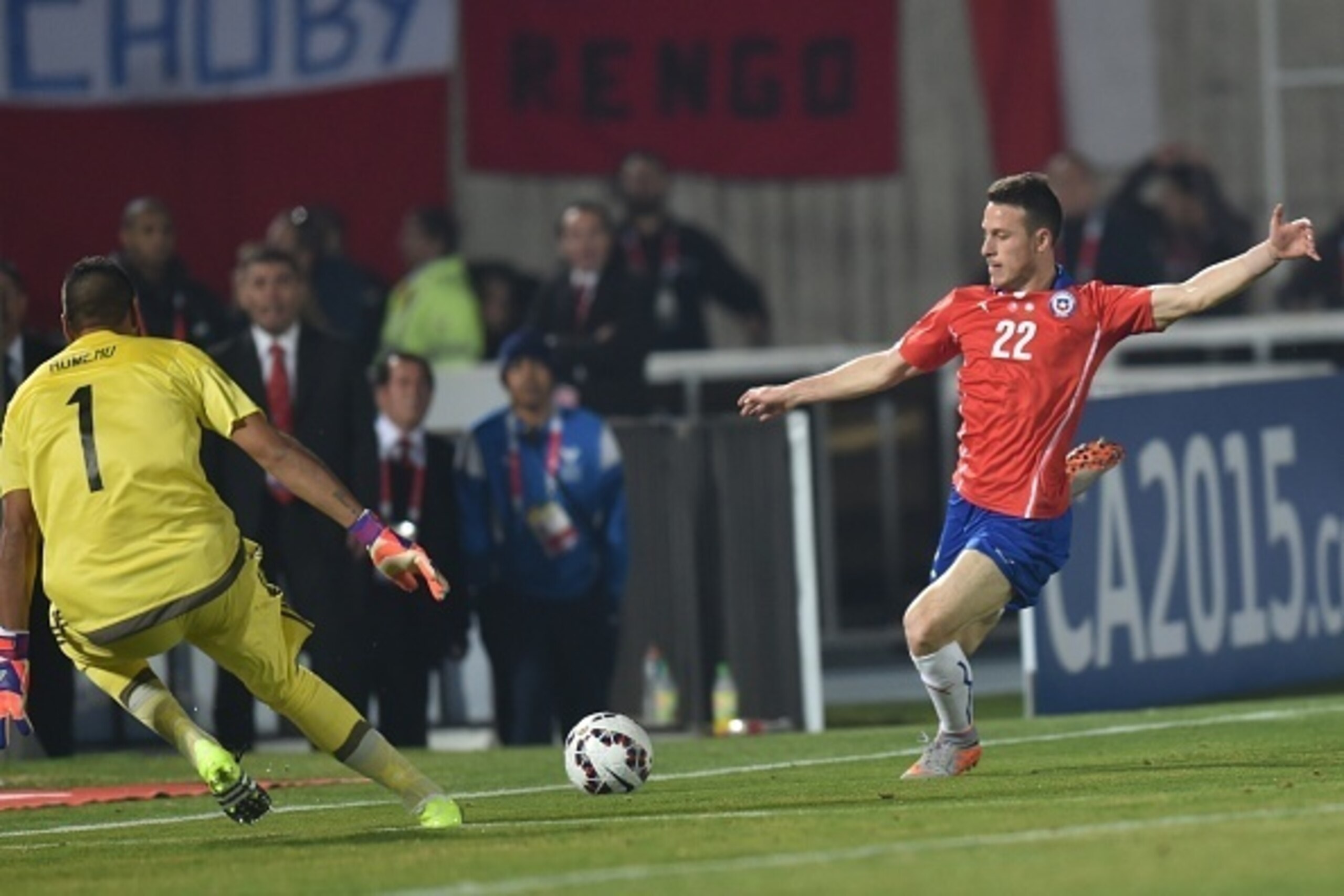 Chile's forward Angelo Henriquez (R) kicks against Argentina's goalkeeper Sergio Romero during their 2015 Copa America final football match, in Santiago, Chile, on July 4, 2015. AFP PHOTO / RODRIGO ARANGUA        (Photo credit should read RODRIGO ARANGUA/