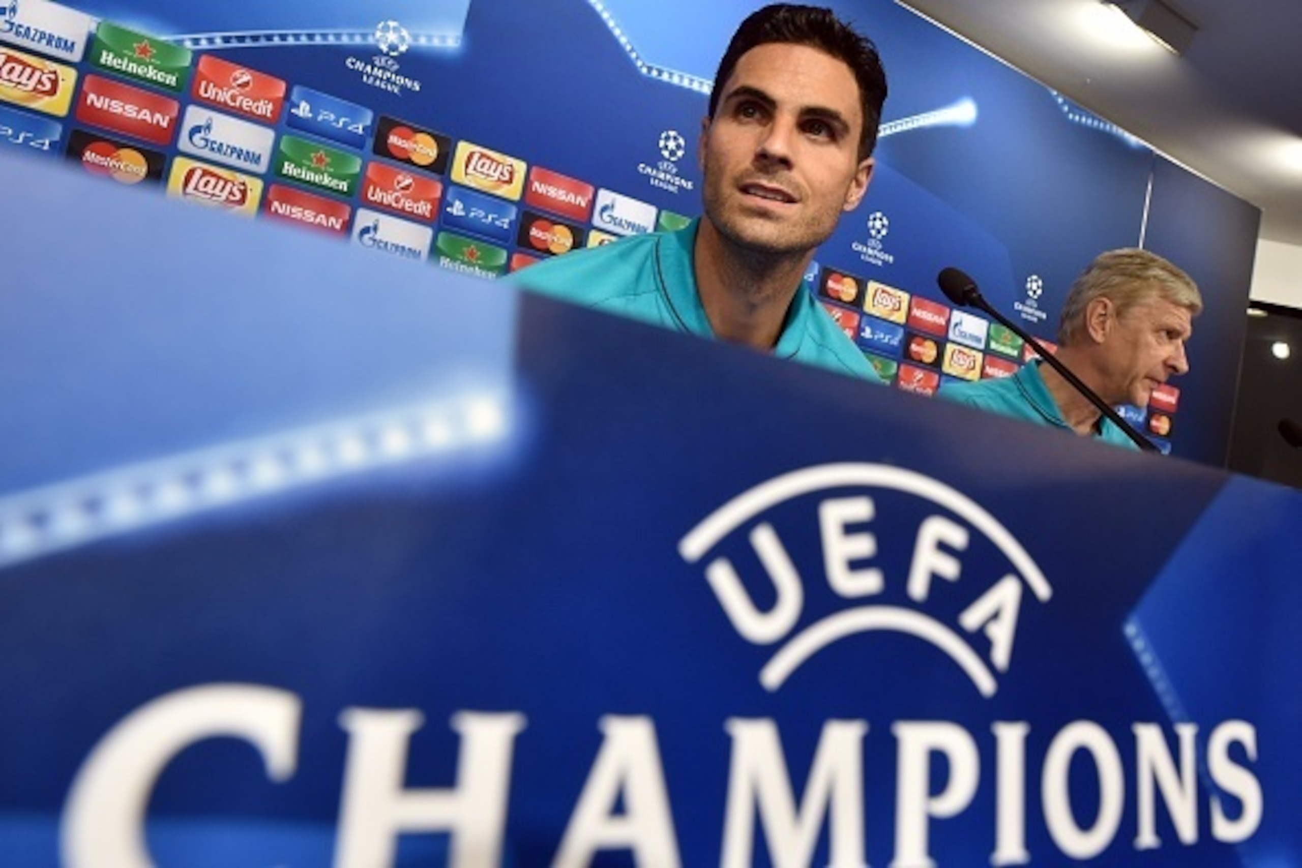 Arsenal's Spanish midfielder Mikel Arteta (L) and Arsenal's French coach Arsene Wenger attend a press conference ahead of the UEFA Champions League Group F football match between GNK Dinamo Zagreb and Arsenal FC at Maksimir Stadium in Zagreb on September 