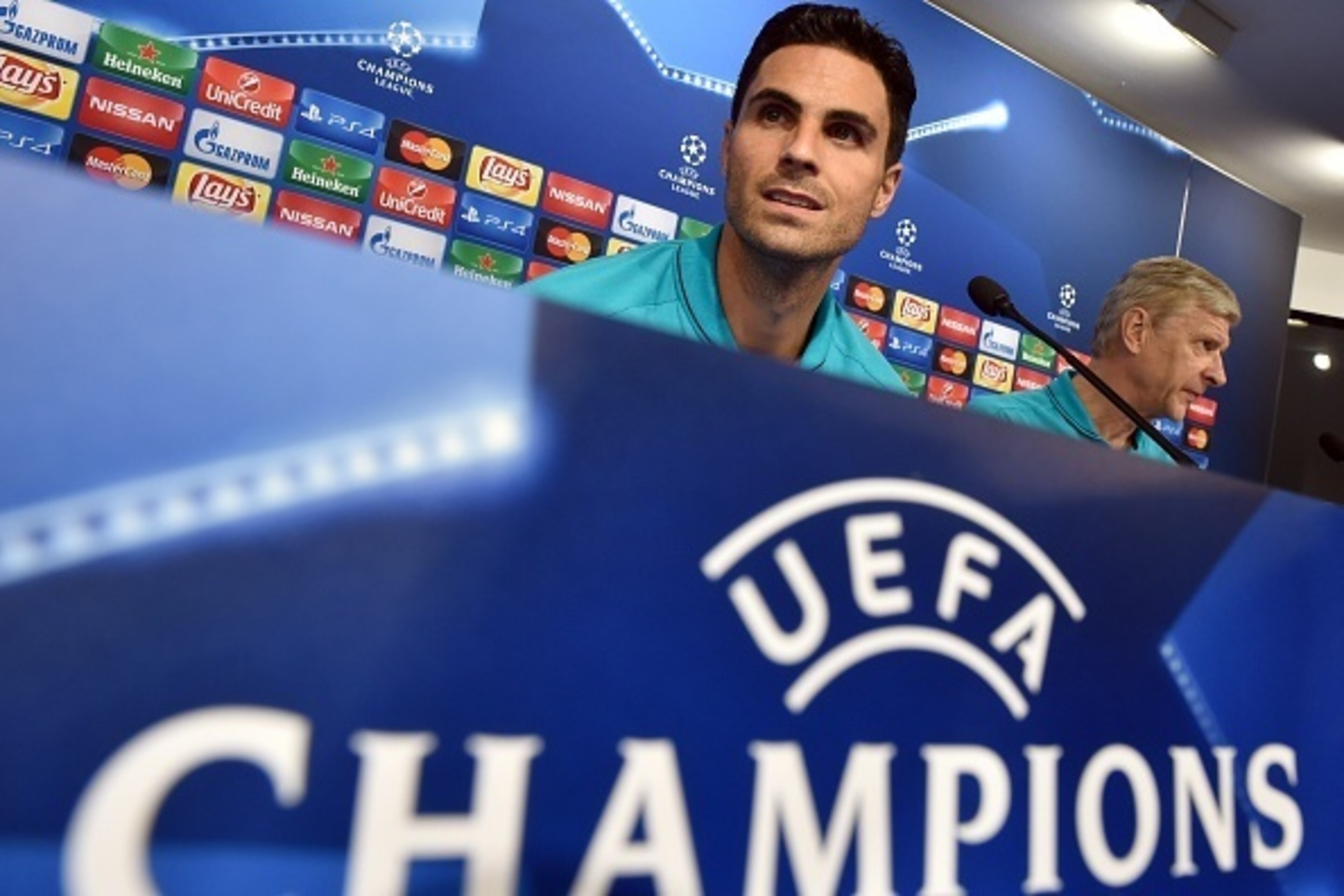 Arsenal's Spanish midfielder Mikel Arteta (L) and Arsenal's French coach Arsene Wenger attend a press conference ahead of the UEFA Champions League Group F football match between GNK Dinamo Zagreb and Arsenal FC at Maksimir Stadium in Zagreb on September 