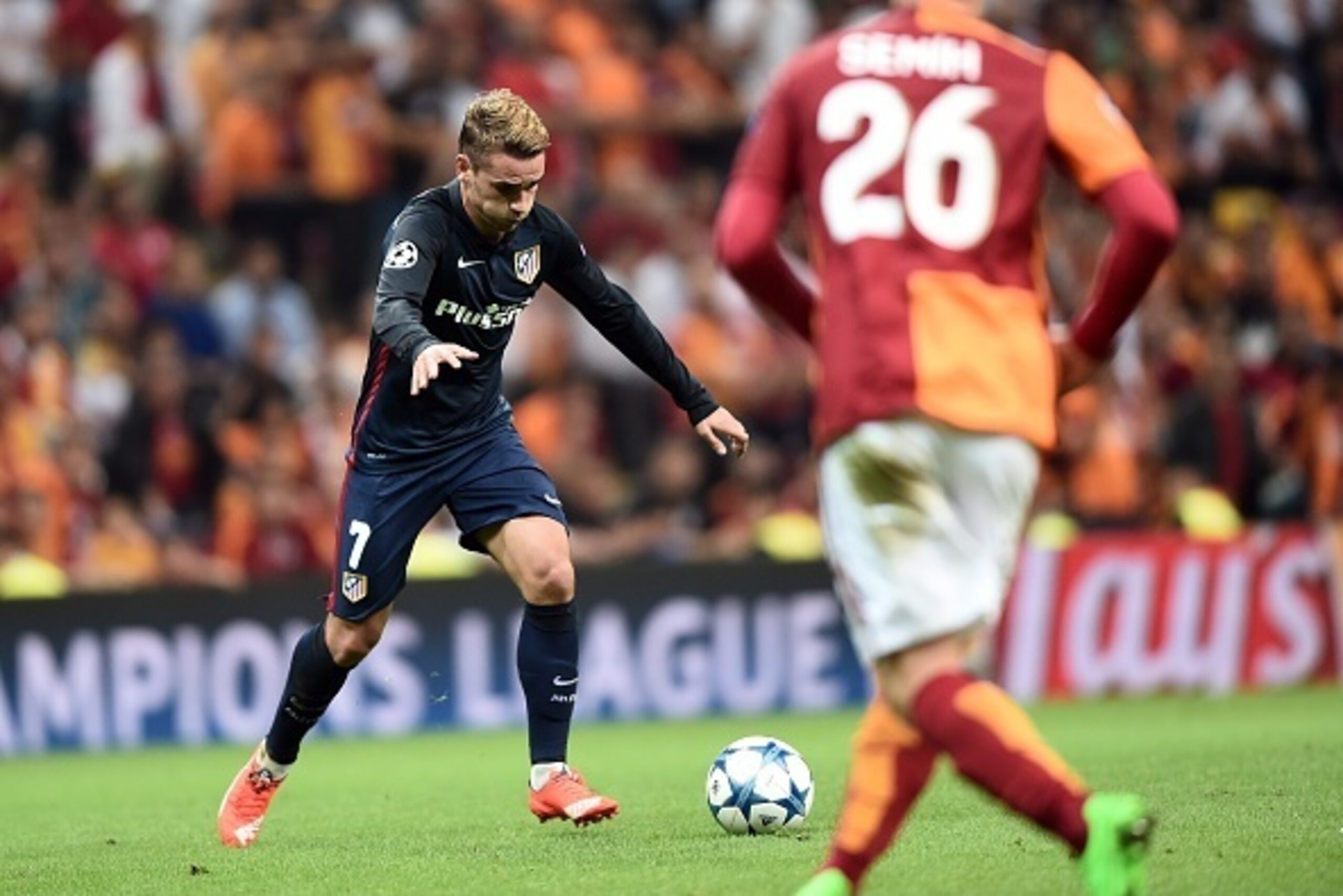 Atletico Madrid's Antoine Griezmann (L) kicks the ball next to Galatasaray's Semh Kaya (R) during the Champions League group C football match Galatasaray vs Atletico Madrid on September 15, 2015 at the TT Arena Stadium in Istanbul. AFP PHOTO / OZAN KOSE  
