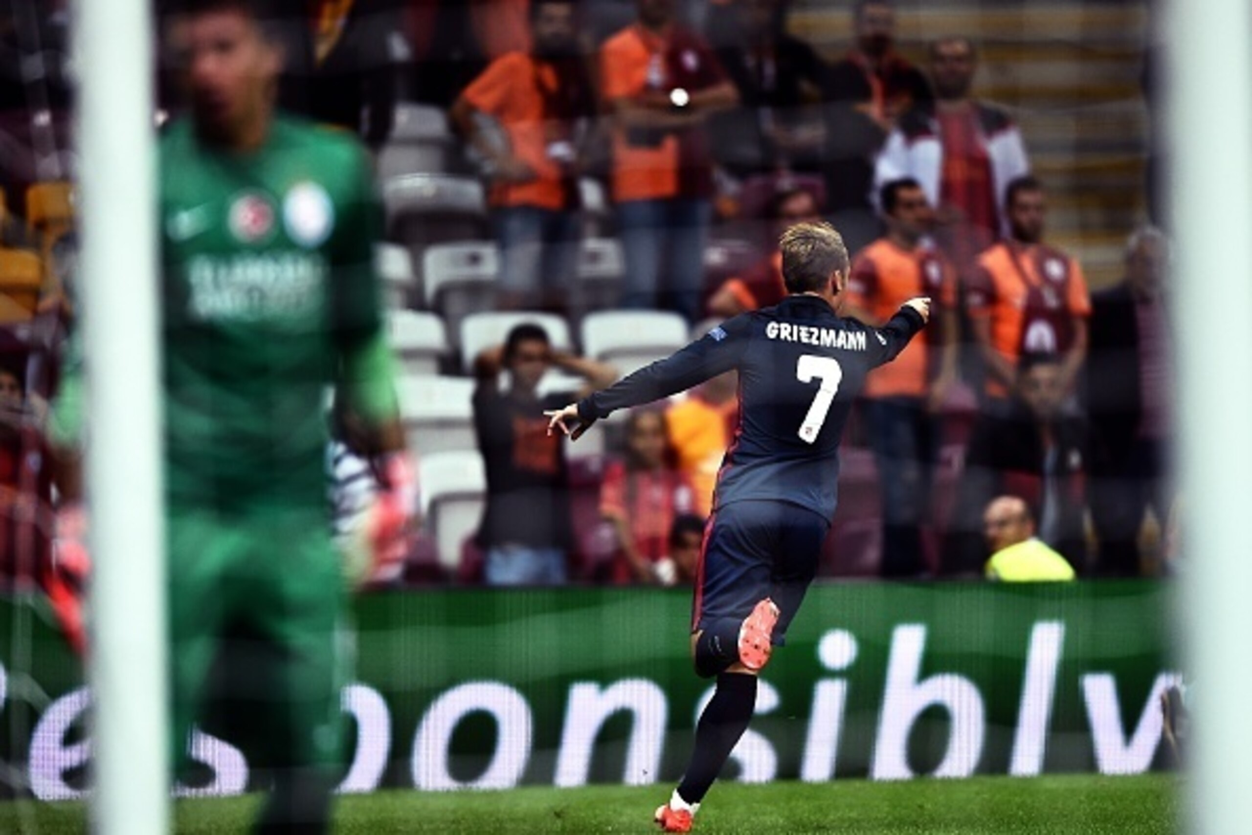 Atletico Madrid's Antoine Griezmann (R) celebrates after scoring the second goal during the Champions League group C football match Galatasaray vs Atletico Madrid on September 15, 2015 at the TT Arena Stadium in Istanbul. AFP PHOTO / OZAN KOSE (Pho Atletico Madrid's Antoine Griezmann (R) celebrates after scoring the second goal during the Champions League group C football match Galatasaray vs Atletico Madrid on September 15, 2015 at the TT Arena Stadium in Istanbul. AFP PHOTO / OZAN KOSE (Pho