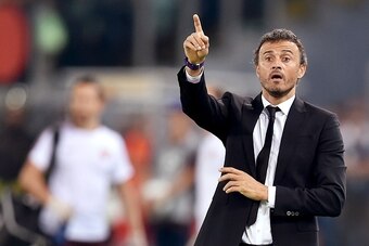 Barcelona's coach Luis Enrique gestures during the UEFA Champions League football match between  AS Roma and FC Barcelona at the Rome Olympic stadium, on September 16, 2015.        AFP PHOTO / ALBERTO PIZZOLI        (Photo credit should read ALBERTO PIZZO