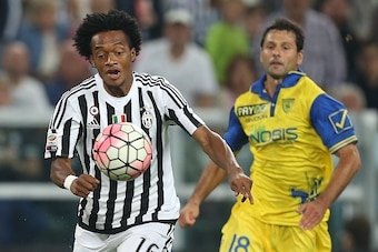 Juventus' Colombian midfielder Juan Cuadrado (L) vies with Chievo's defender Massimo Gobbi during the Italian Serie A  football match between Juventus and Chievo on September 12, 2015 at the Juventus Stadium in Turin.  AFP PHOTO / MARCO BERTORELLO        