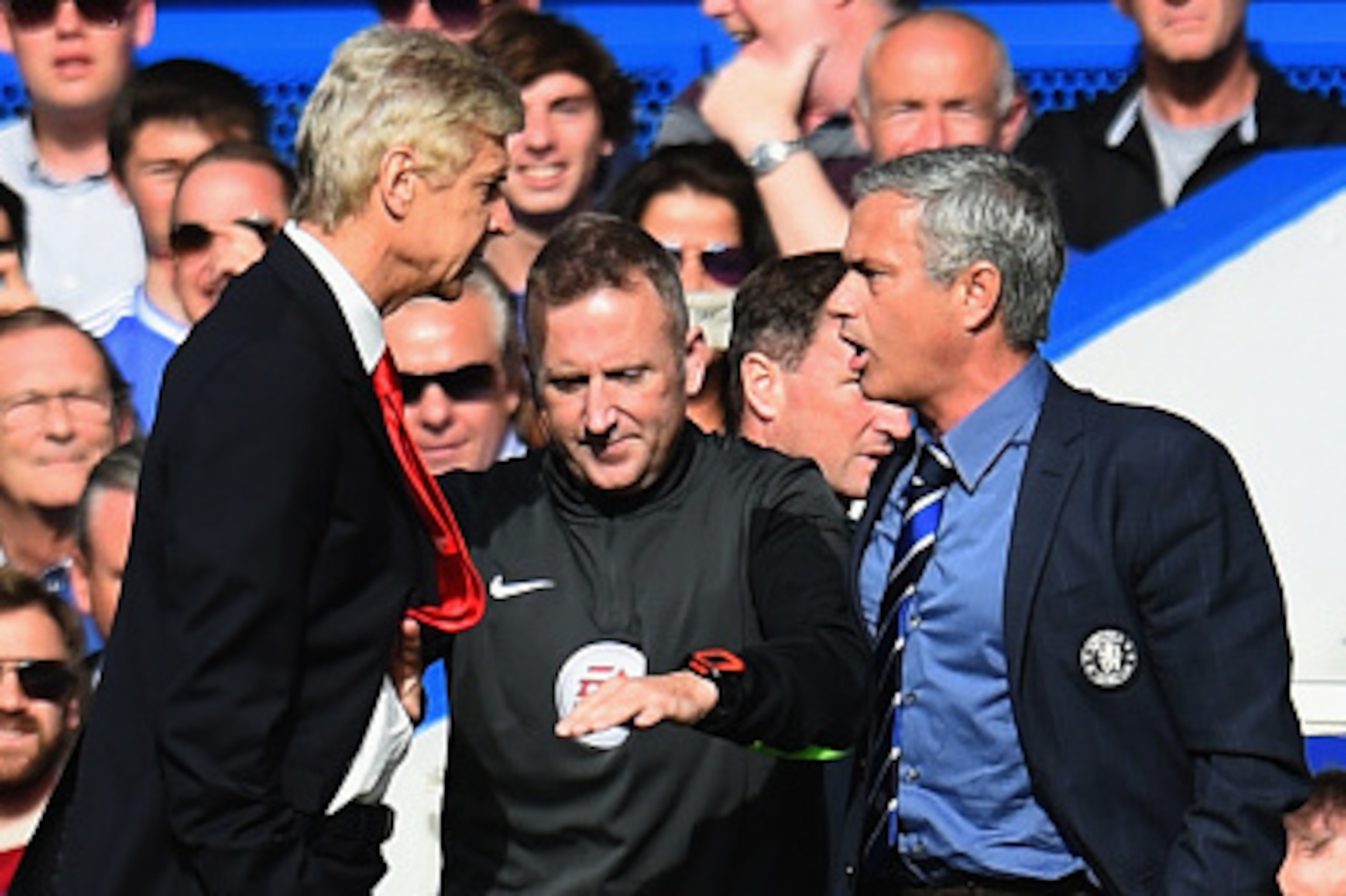 LONDON, ENGLAND - OCTOBER 05: Fourth Official Jonathan Moss comes between Managers Arsene Wenger of Arsenal and Jose Mourinho manager of Chelsea during the Barclays Premier League match between Chelsea and Arsenal at Stamford Bridge on October 4, 2014 in LONDON, ENGLAND - OCTOBER 05: Fourth Official Jonathan Moss comes between Managers Arsene Wenger of Arsenal and Jose Mourinho manager of Chelsea during the Barclays Premier League match between Chelsea and Arsenal at Stamford Bridge on October 4, 2014 in