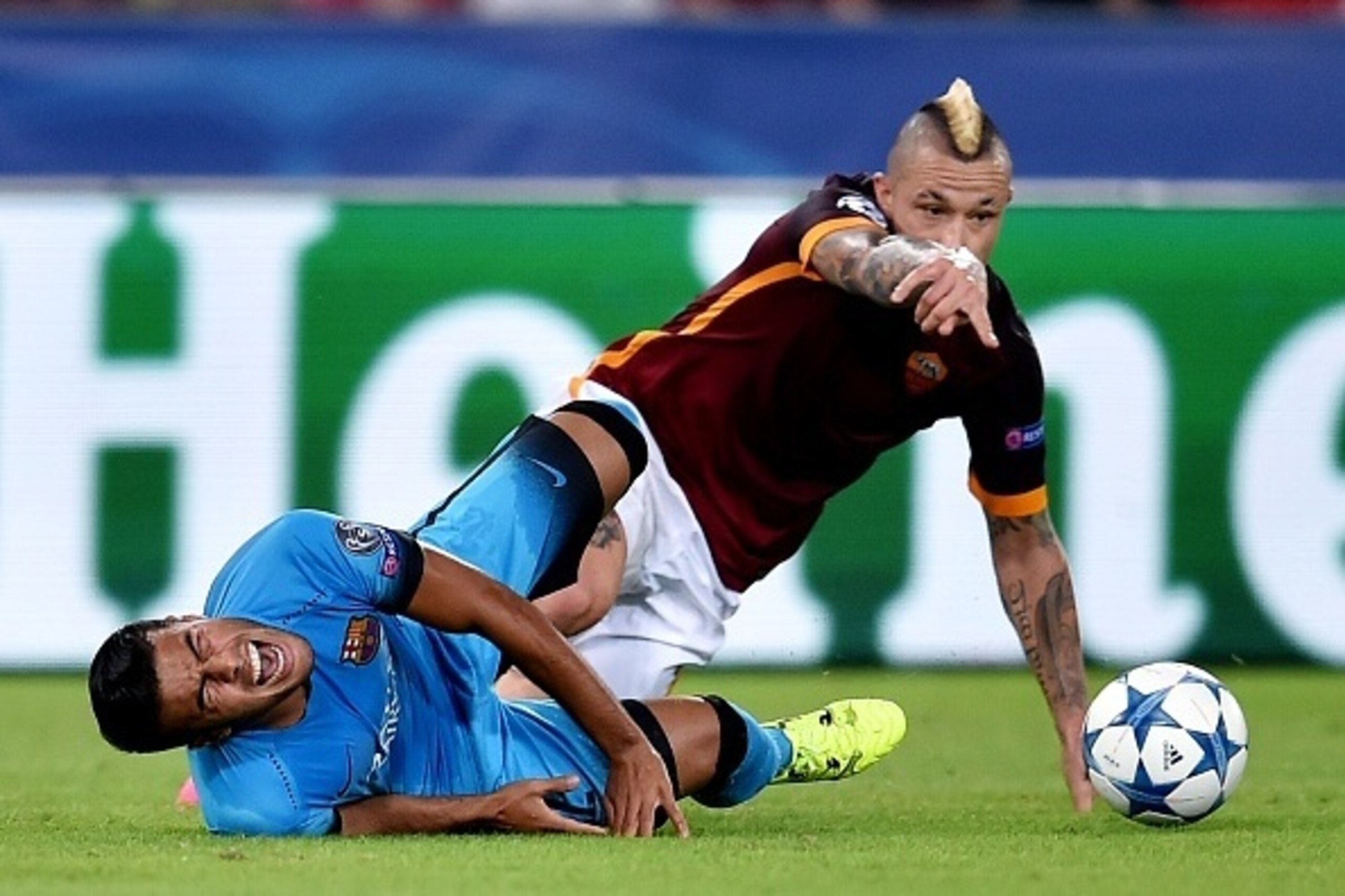 Roma's midfielder from Belgium Radja Nainggolan (R) clashes with Barcelona's Brazilian midfielder Rafinha  during the UEFA Champions League football match between  AS Roma and FC Barcellona at Rome Olympic stadium, on September 16, 2015 .     AFP PHOTO / 