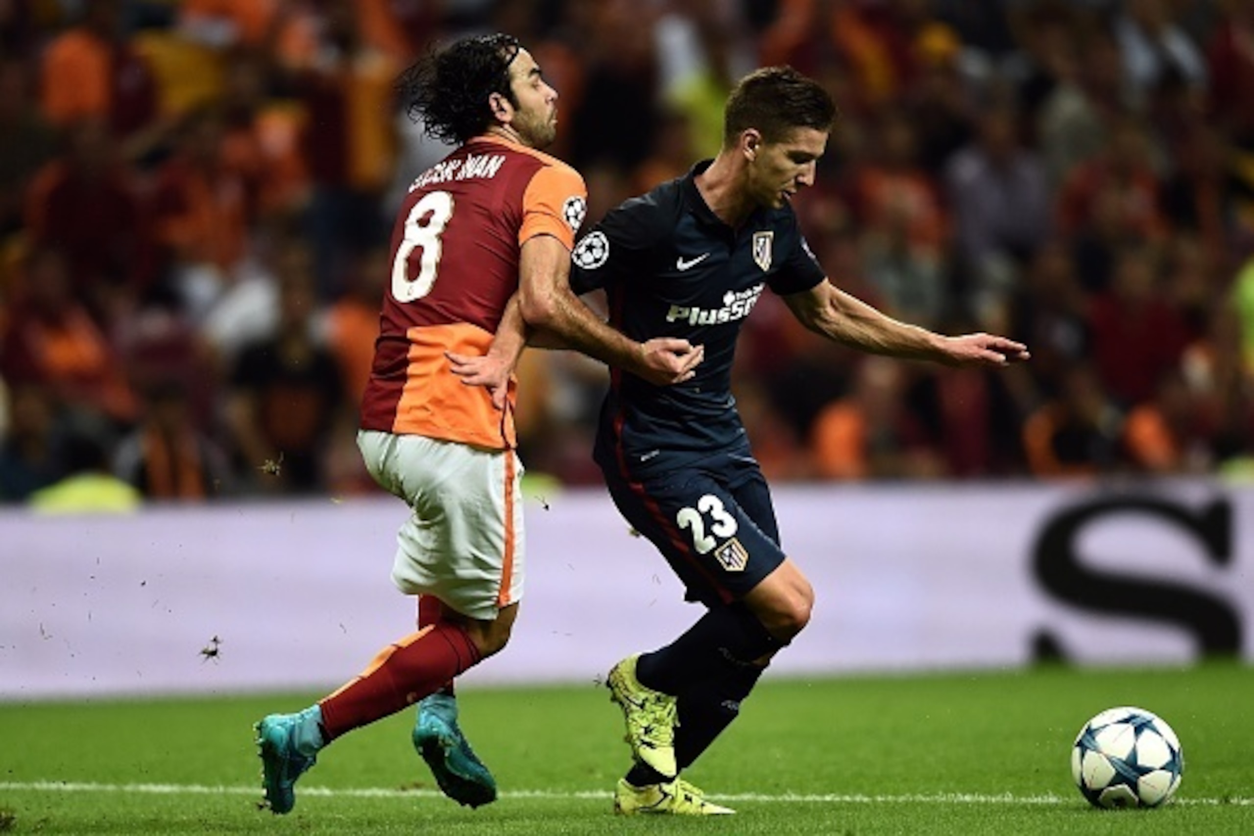 Atletico Madrid's Luciano Vietto (R) vies with Galatasaray's Selcuk Inan (L) during the Champions League group C football match Galatasaray vs Atletico Madrid on September 15, 2015 at the TT Arena Stadium in Istanbul. AFP PHOTO / OZAN KOSE        (Photo c