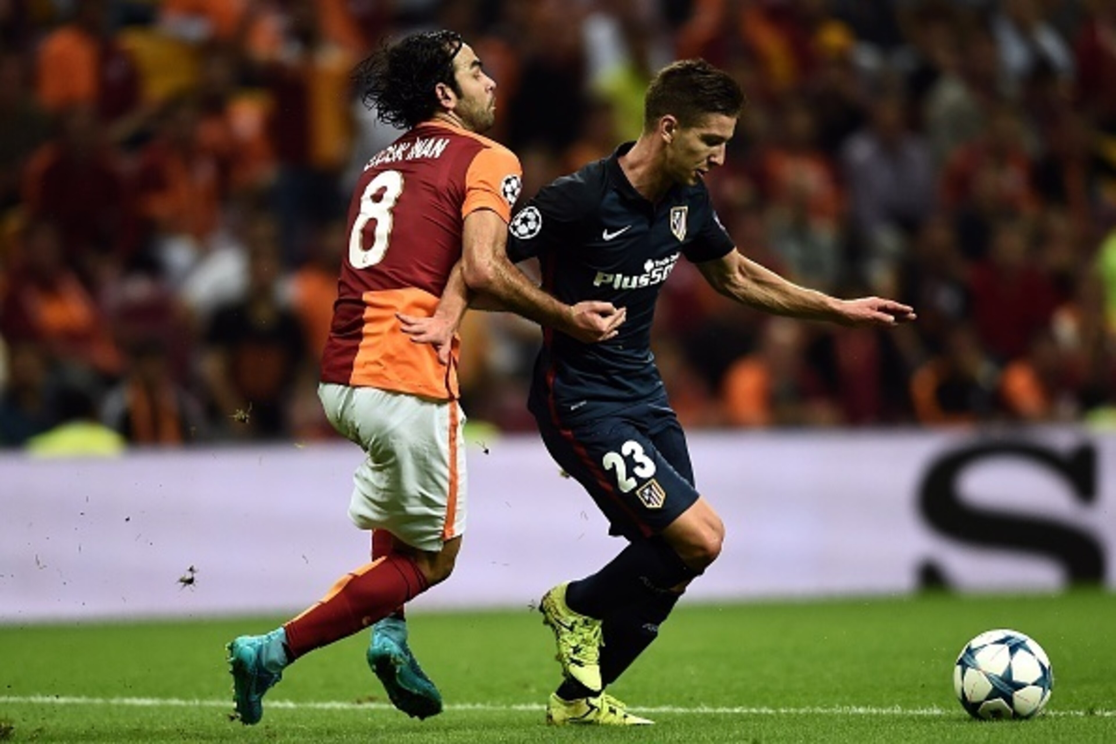 Atletico Madrid's Luciano Vietto (R) vies with Galatasaray's Selcuk Inan (L) during the Champions League group C football match Galatasaray vs Atletico Madrid on September 15, 2015 at the TT Arena Stadium in Istanbul. AFP PHOTO / OZAN KOSE        (Photo c