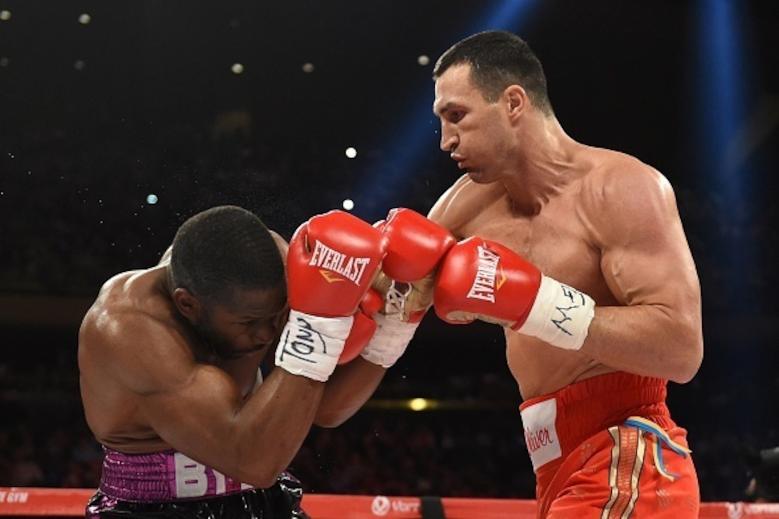 Wladimir Klitschko (R) of the Ukraine and Bryant Jennings of the US exchange punches during their World Heavyweight Championship fight on April 25, 2015 at Madison Square Garden in New York. AFP PHOTO/TIMOTHY CLARY        (Photo credit should read TIMOTHY
