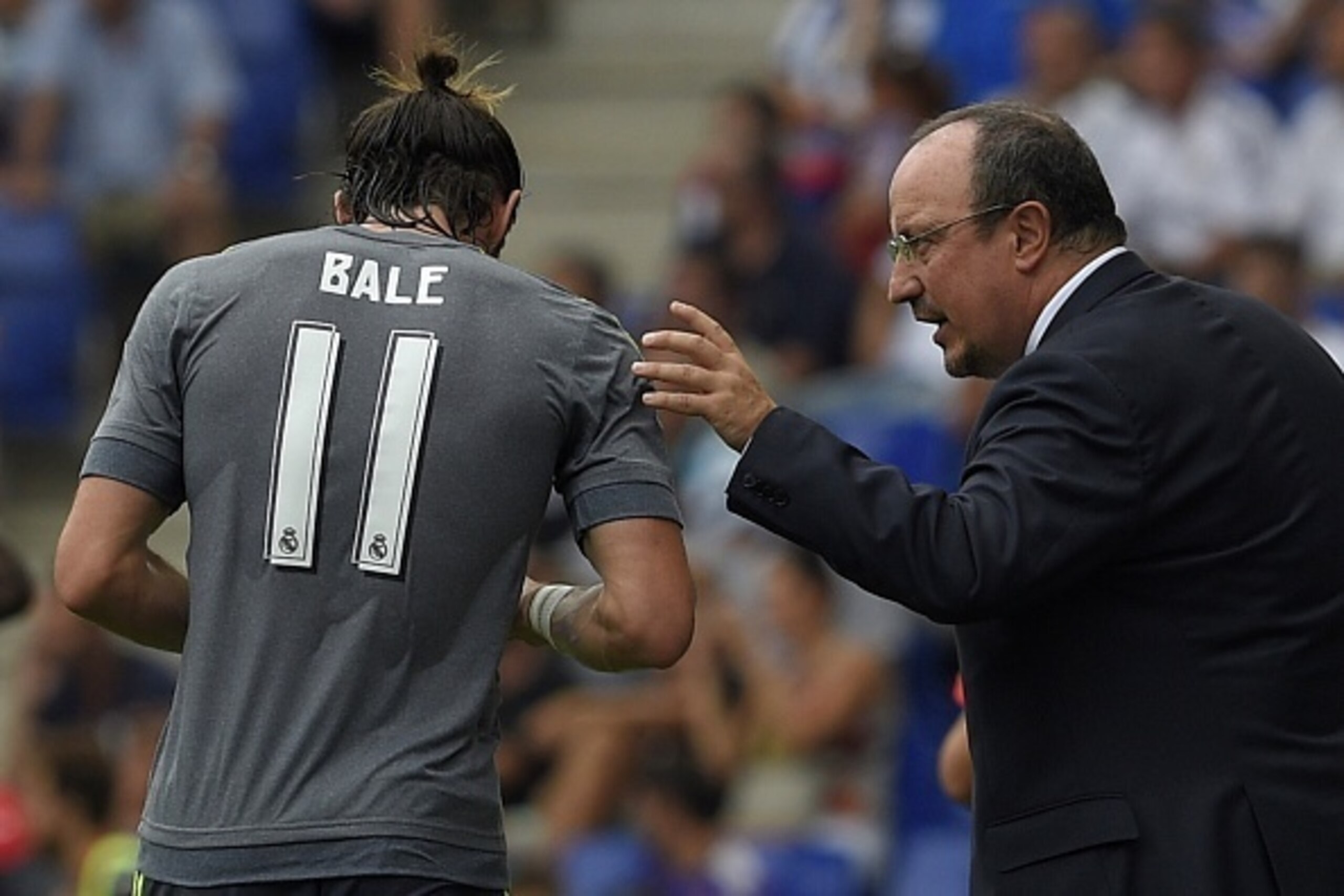 Real Madrid's coach Rafael Benitez (R) gives instructions to Real Madrid's Welsh midfielder Gareth Bale during the Spanish league football match RCD Espanyol vs Real Madrid CF at the Power8 stadium in Cornella de Llobregat on September 12, 2015. AFP PHOTO