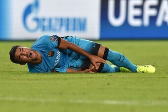 ROME, ITALY - SEPTEMBER 16:  Rafinha of FC Barcelona  after clashes with Radja Nainggolan of AS Roma during the UEFA Champions League Group E match between AS Roma and FC Barcelona, at Olimpico Stadium on September 16, 2015 in Rome, Italy.  (Photo by Gius