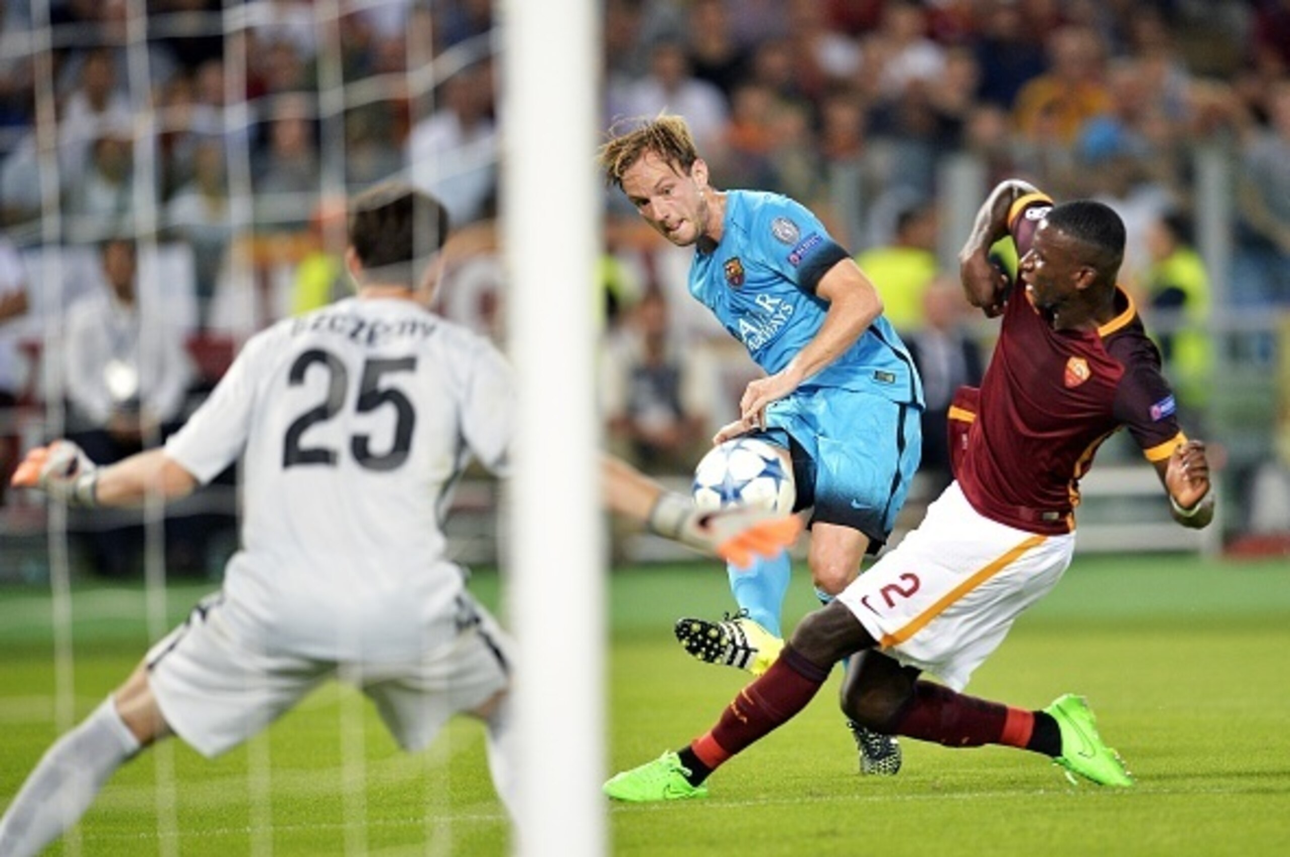 Barcelona's Croatian midfielder Ivan Rakitic (C) tries to score next to Roma's German defender Antonio Rudiger (R) during the UEFA Champions League football match between  AS Roma and FC Barcelona at the Rome Olympic stadium, on September 16, 2015 .      