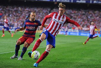 MADRID, SPAIN - SEPTEMBER 12:  Fernando Torres of Club Atletico de Madrid in action beside Javier Mascherano of FC Barcelona during the La Liga match between Club Atletico de Madrid and FC Barcelona at Vicente Calderon Stadium on September 12, 2015 in Mad