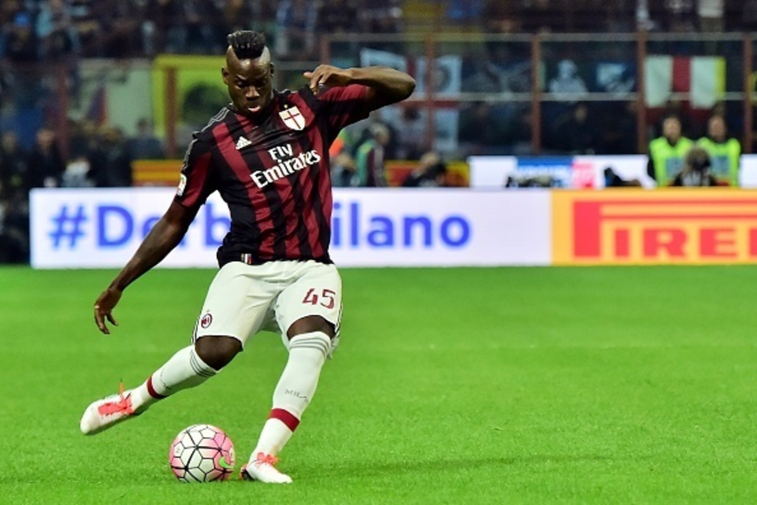 AC Milan's Italian forward Mario Balotelli prepares to kick the ball during the Serie A football match between Inter Milan and AC Milan at San Siro Stadium in Milan on September 13, 2015. AFP PHOTO / GIUSEPPE CACACE        (Photo credit should read GIUSEP