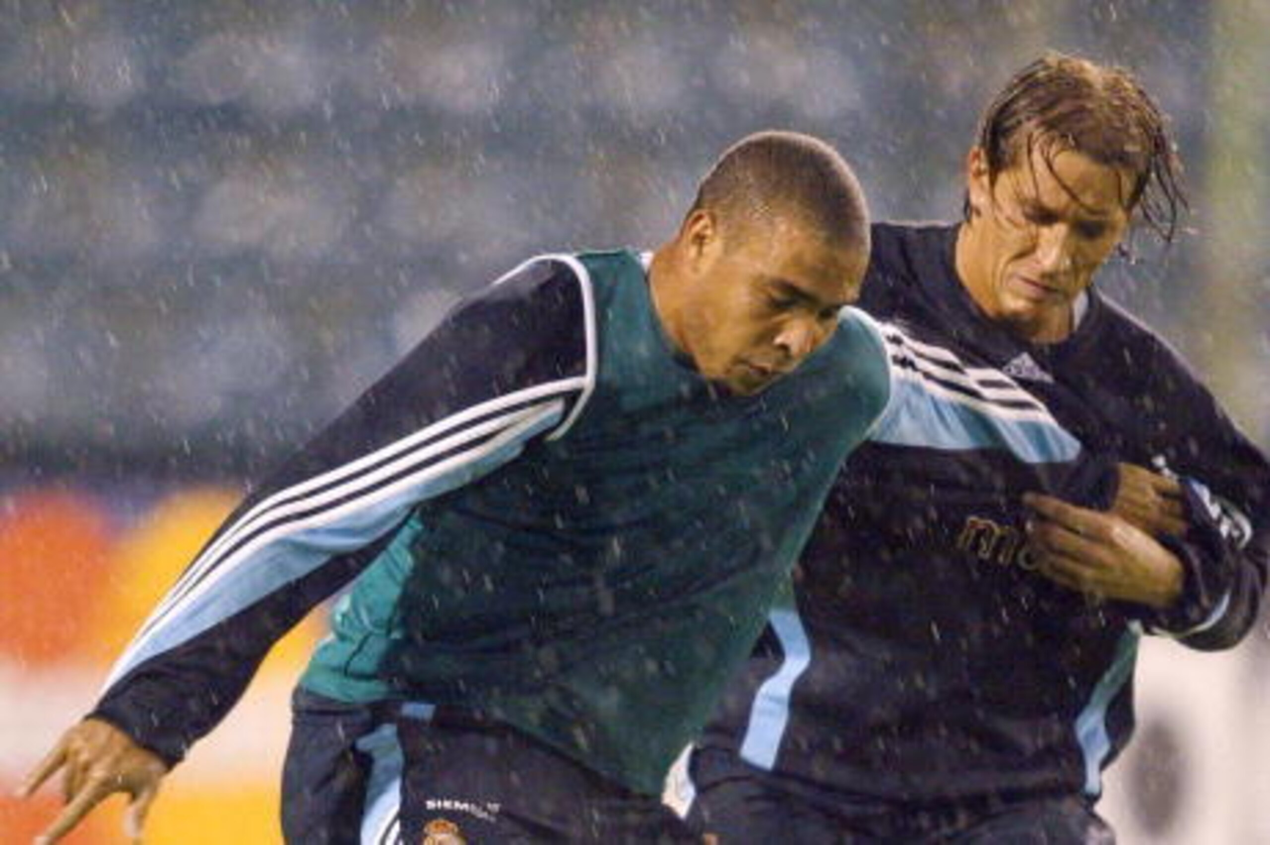 Real Madrid's brasilian player, Ronaldo (L) fights for the ball With his teammate, Michel Salgado (R), 30 September 2003 in Das Antas Stadium in Porto, during a training session on the eve of their Champions League match against Porto.  AFP PHOTO/ Pierre-