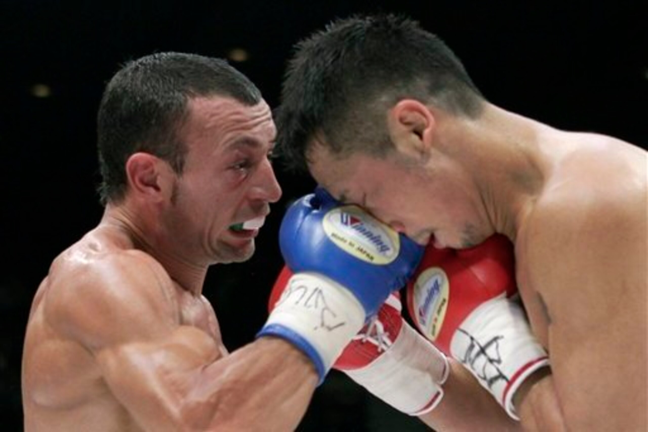 Devis Boschiero was narrowly beaten on points in his attempt to win the WBC title in 2011. Devis Boschiero was narrowly beaten on points in his attempt to win the WBC title in 2011.
