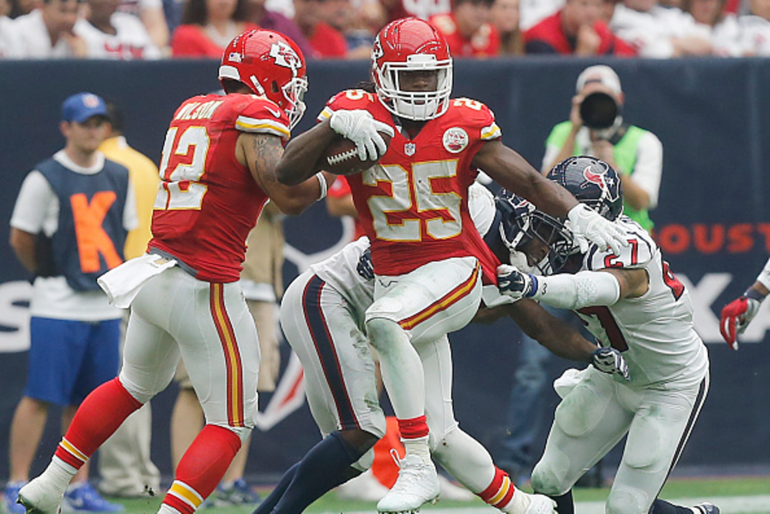 HOUSTON, TX - SEPTEMBER 13: Jamaal Charles #25 of the Kansas City Chiefs rushes against the Houston Texans in the second half in a NFL game on September 13, 2015 at NRG Stadium in Houston, Texas. (Photo by Bob Levey/Getty Images)