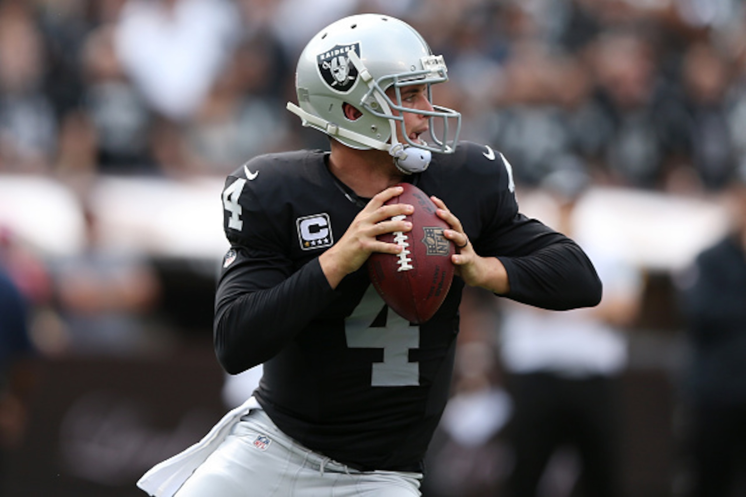 OAKLAND, CA - SEPTEMBER 13:  Derek Carr #4 of the Oakland Raiders looks to pass against the Cincinnati Bengals during the first half of their NFL game at O.co Coliseum on September 13, 2015 in Oakland, California.  (Photo by Ezra Shaw/Getty Images)