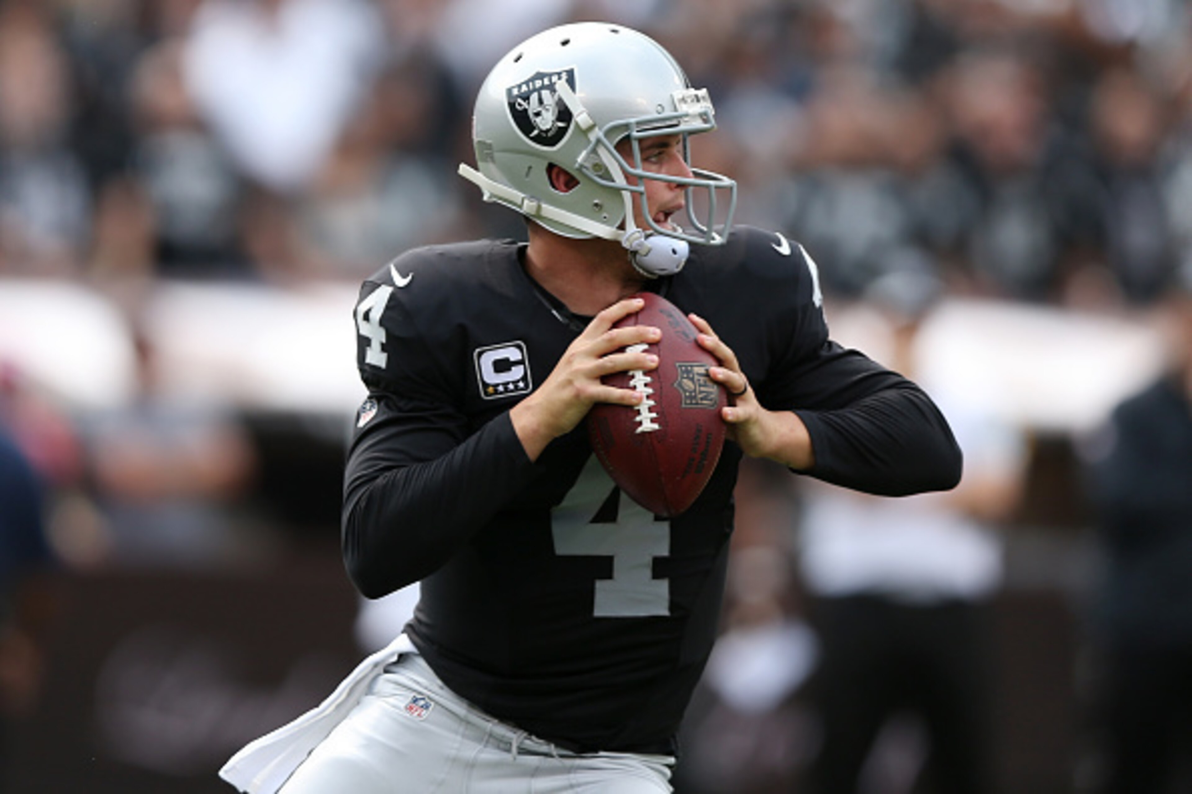 OAKLAND, CA - SEPTEMBER 13: Derek Carr #4 of the Oakland Raiders looks to pass against the Cincinnati Bengals during the first half of their NFL game at O.co Coliseum on September 13, 2015 in Oakland, California. (Photo by Ezra Shaw/Getty Images) OAKLAND, CA - SEPTEMBER 13: Derek Carr #4 of the Oakland Raiders looks to pass against the Cincinnati Bengals during the first half of their NFL game at O.co Coliseum on September 13, 2015 in Oakland, California. (Photo by Ezra Shaw/Getty Images)