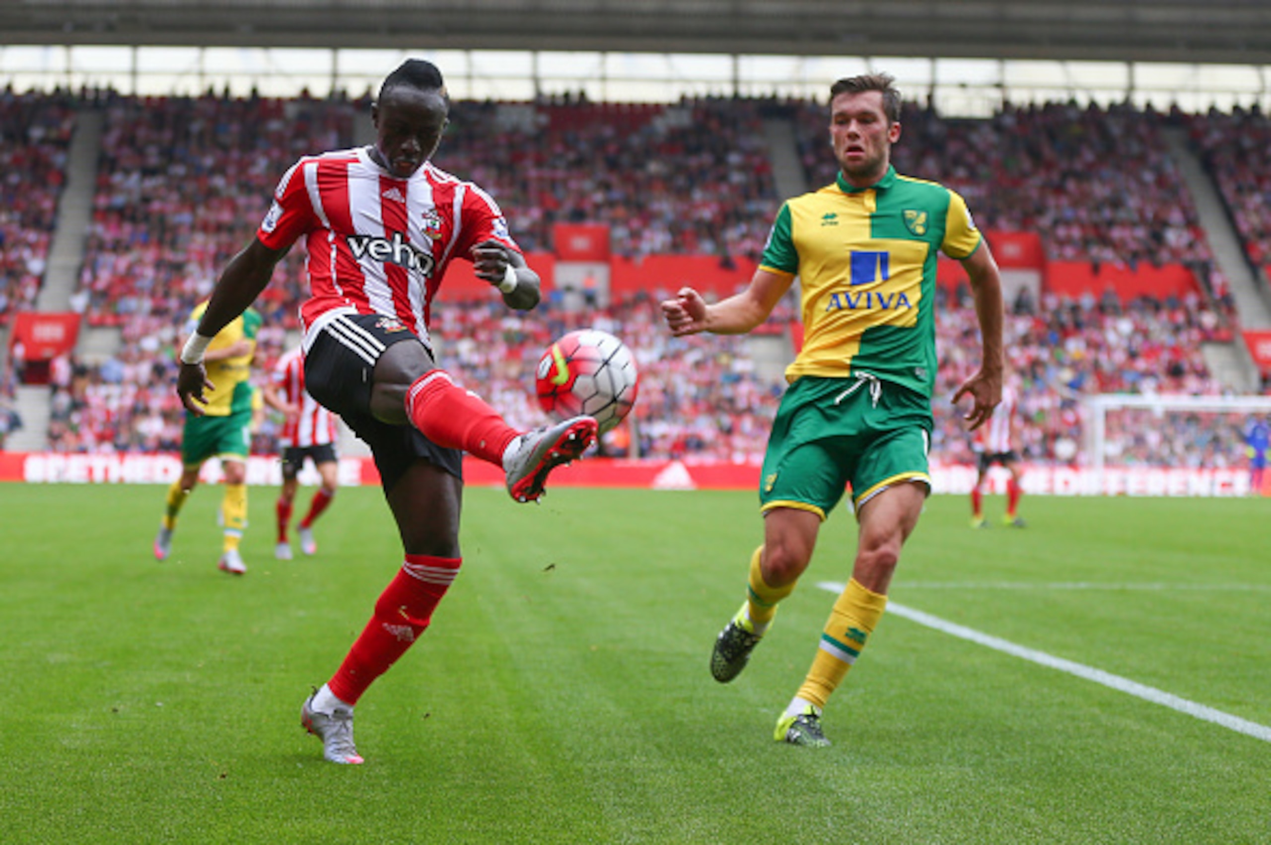 SOUTHAMPTON, ENGLAND - AUGUST 30:  Sadio Mane of Southampton and Jonny Howson of Norwich City during the Barclays Premier League match between Southampton and Norwich City on August 30, 2015 in Southampton, United Kingdom.  (Photo by Catherine Ivill - AMA