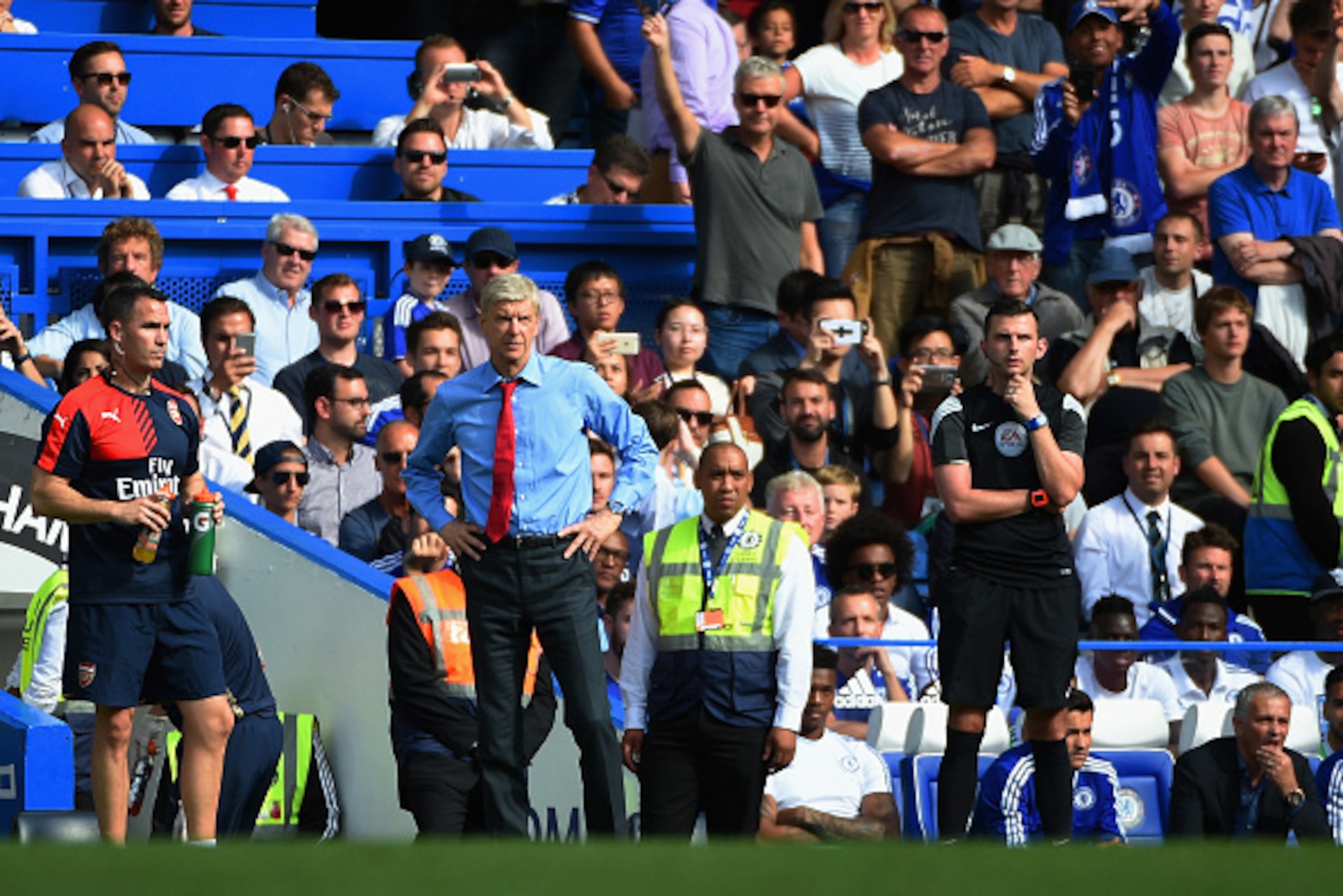 LONDON, ENGLAND - SEPTEMBER 19: Arsene Wenger Manager of Arsenal looks on during the Barclays Premier League match between Chelsea and Arsenal at Stamford Bridge on September 19, 2015 in London, United Kingdom.  (Photo by Ross Kinnaird/Getty Images)