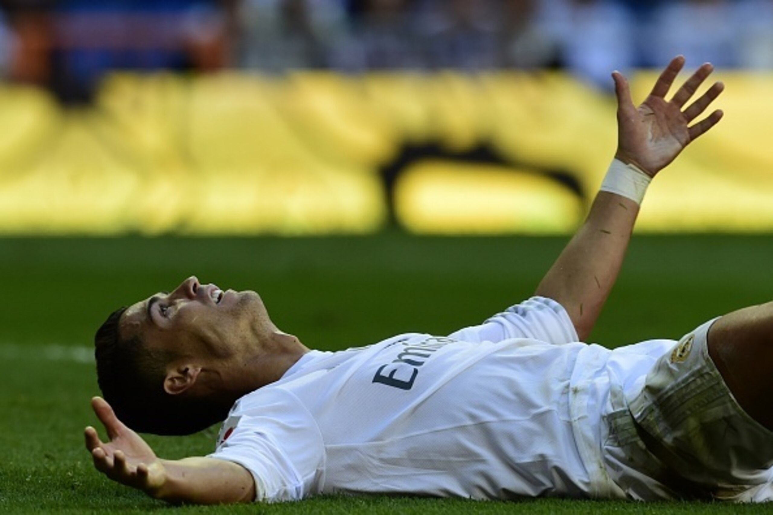 Real Madrid's Portuguese forward Cristiano Ronaldo reacts as he lies on the pitch during the Spanish league football match Real Madrid CF vs Granada FC at the Santiago Bernabeu stadium in Madrid on Spetember 19, 2015.   AFP PHOTO/ JAVIER SORIANO        (P