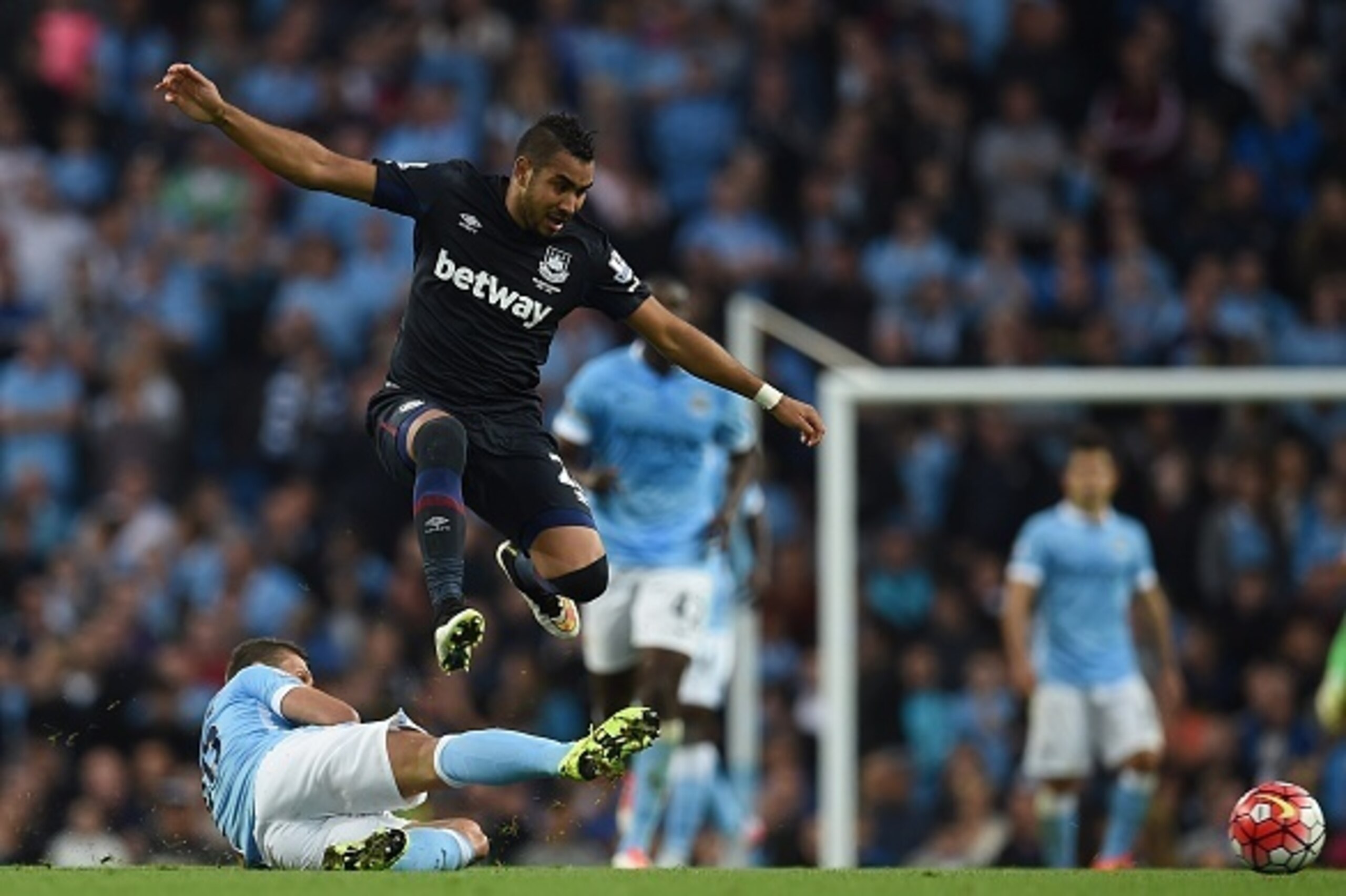 Manchester City's Argentinian defender Martin Demichelis (L) vies with West Ham United's French midfielder Dimitri Payet during the English Premier League football match between Manchester City and West Ham United at The Etihad Stadium in Manchester, nort