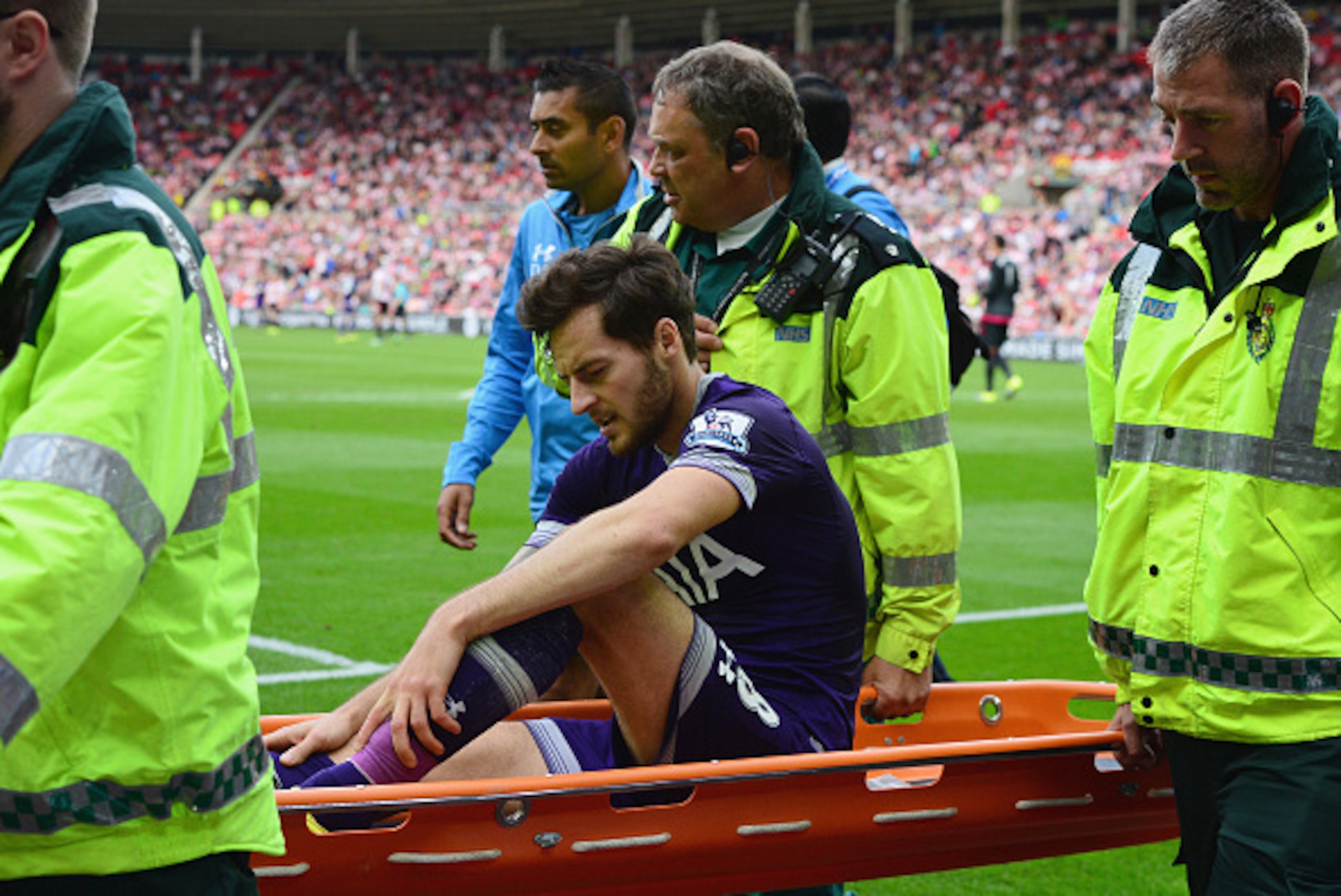 SUNDERLAND, ENGLAND - SEPTEMBER 13:  Goal scorer Ryan Mason of Tottenham Hotspur is stretchered off during the Barclays Premier League match between Sunderland and Tottenham Hotspur at the Stadium of Light on September 13, 2015 in Sunderland, United Kingd