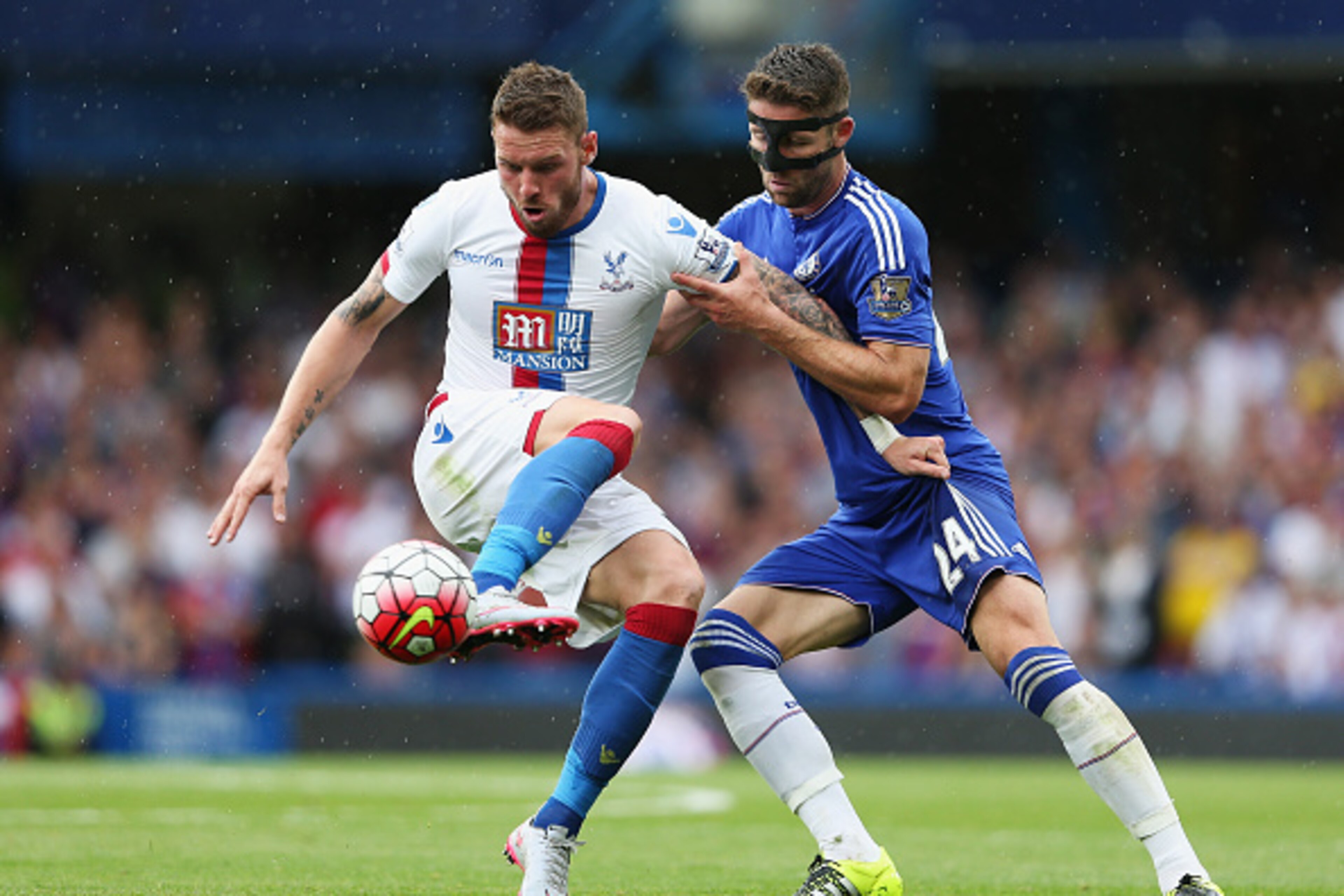 LONDON, ENGLAND - AUGUST 29:  Connor Wickham of Crystal Palace and Gary Cahill of Chelsea in action during the Barclays Premier League match between Chelsea and Crystal Palace on August 29, 2015 in London, United Kingdom.  (Photo by Shaun Botterill/Getty 