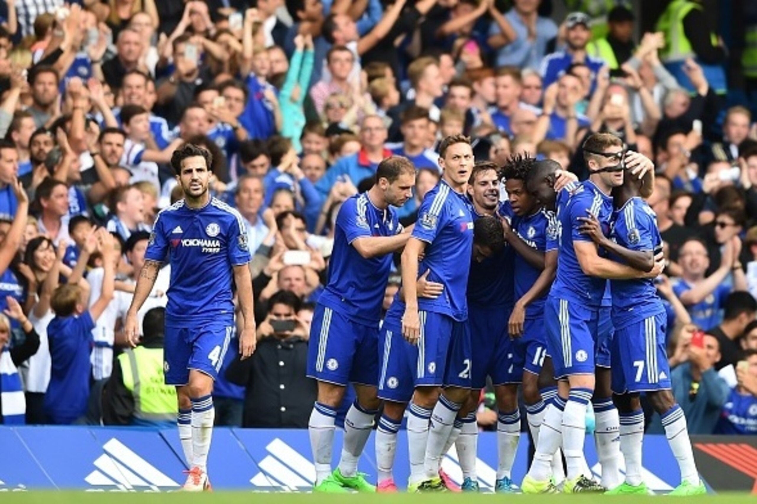 Chelsea players celebrate after scoring their second goal during the English Premier League football match between Chelsea and Arsenal at Stamford Bridge in London on September 19, 2015. Chelsea won the game 2-0. AFP PHOTO / BEN STANSALL

RESTRICTED TO ED