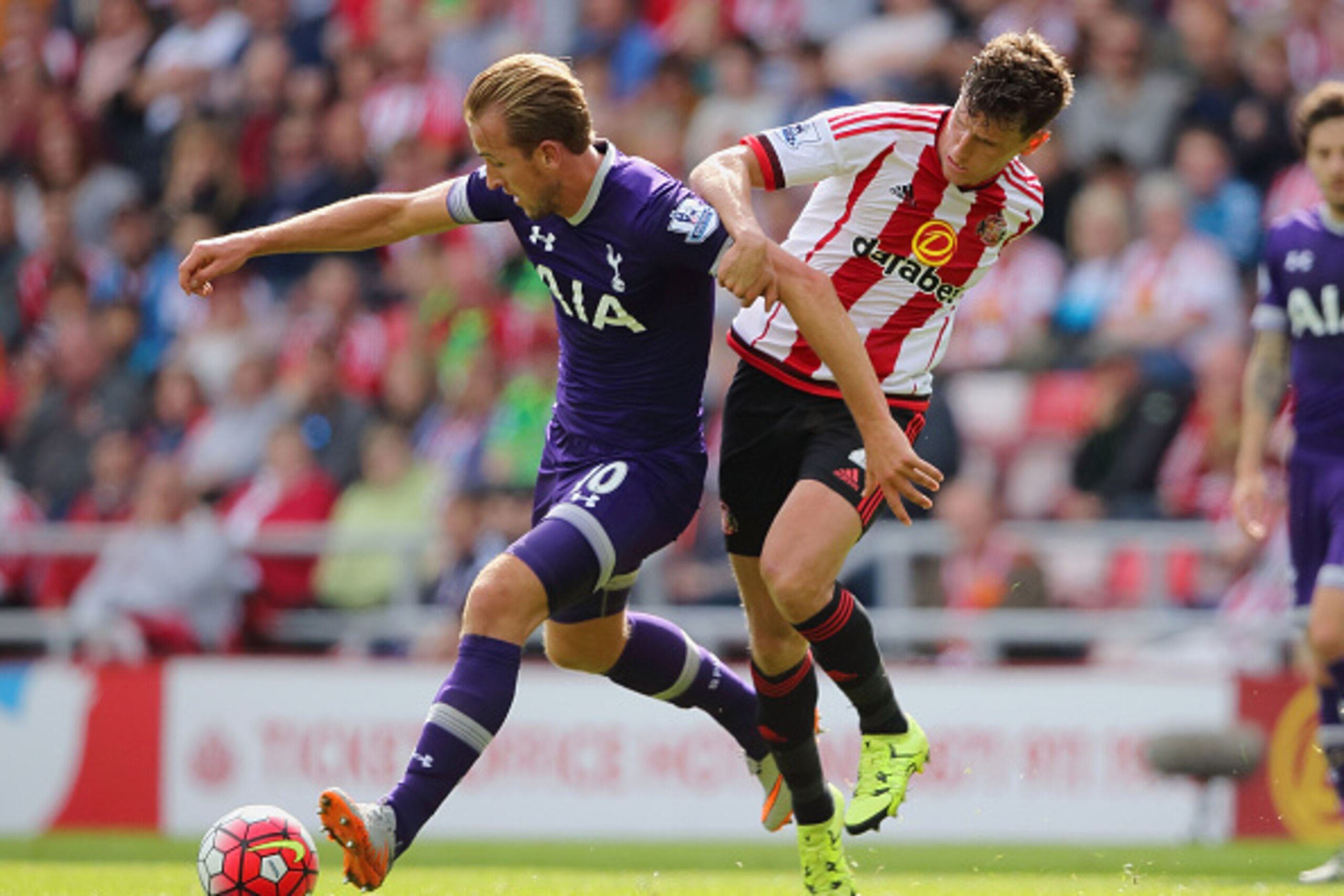 SUNDERLAND, ENGLAND - SEPTEMBER 13:  Harry Kane of Tottenham Hotspur holds off Billy Jones of Sunderland during the Barclays Premier League match between Sunderland and Tottenham Hotspur at the Stadium of Light on September 13, 2015 in Sunderland, United 