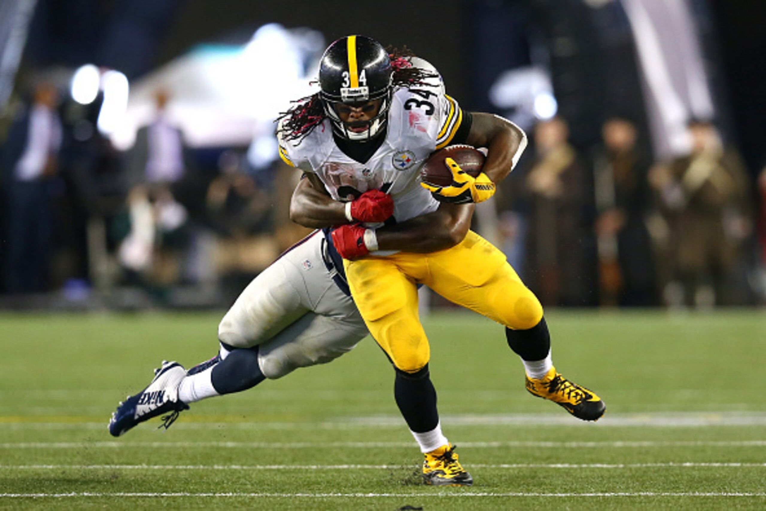 FOXBORO, MA - SEPTEMBER 10: DeAngelo Williams #34 of the Pittsburgh Steelers runs with the ball against Dont'a Hightower #54 of the New England Patriots at Gillette Stadium on September 10, 2015 in Foxboro, Massachusetts. (Photo by Maddie Meyer/Getty I FOXBORO, MA - SEPTEMBER 10: DeAngelo Williams #34 of the Pittsburgh Steelers runs with the ball against Dont'a Hightower #54 of the New England Patriots at Gillette Stadium on September 10, 2015 in Foxboro, Massachusetts. (Photo by Maddie Meyer/Getty I