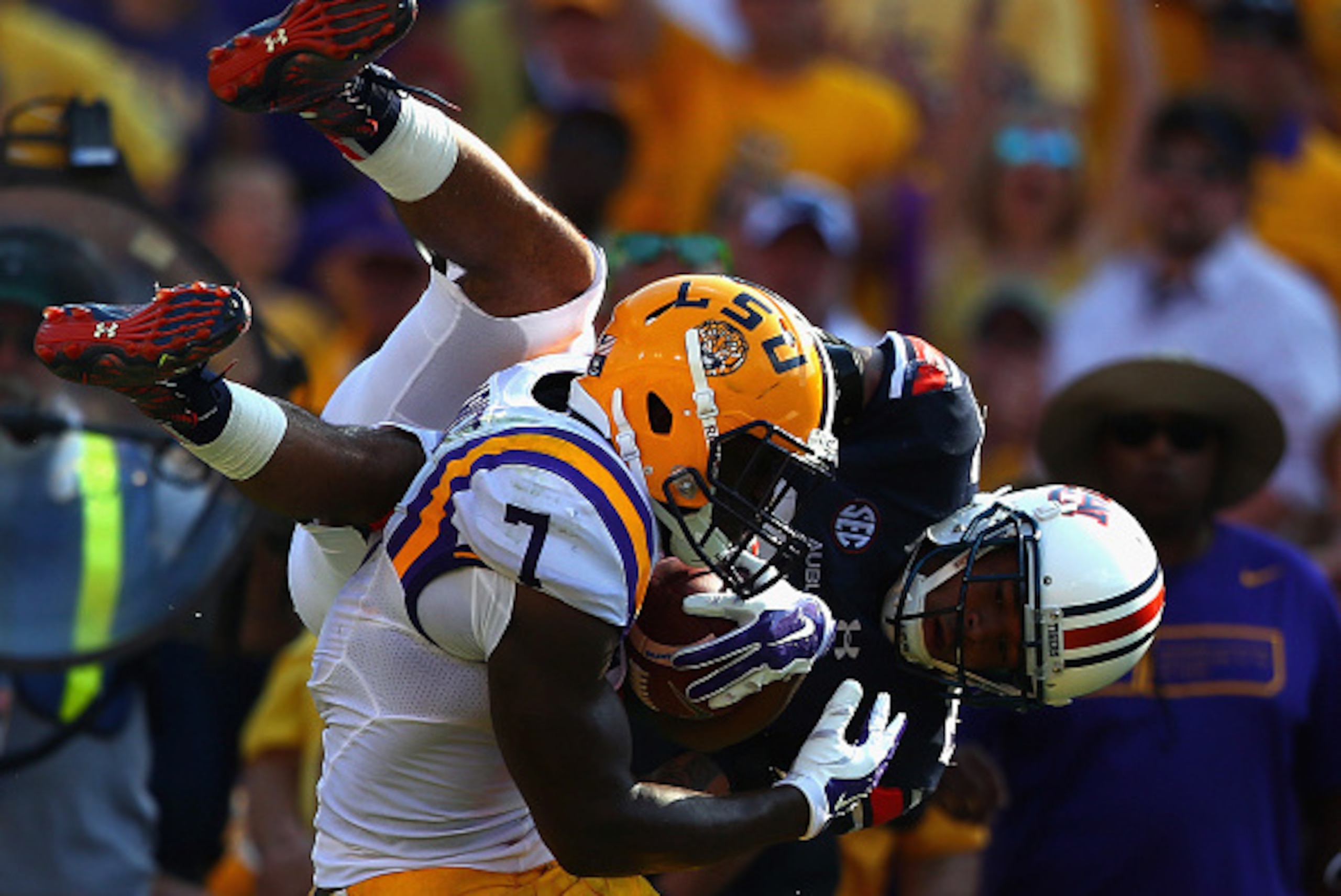 BATON ROUGE, LA - SEPTEMBER 19:  Leonard Fournette #7 of the LSU Tigers runs past the attempted tackle by Tray Matthews #28 of the Auburn Tigers at Tiger Stadium on September 19, 2015 in Baton Rouge, Louisiana.  (Photo by Ronald Martinez/Getty Images)