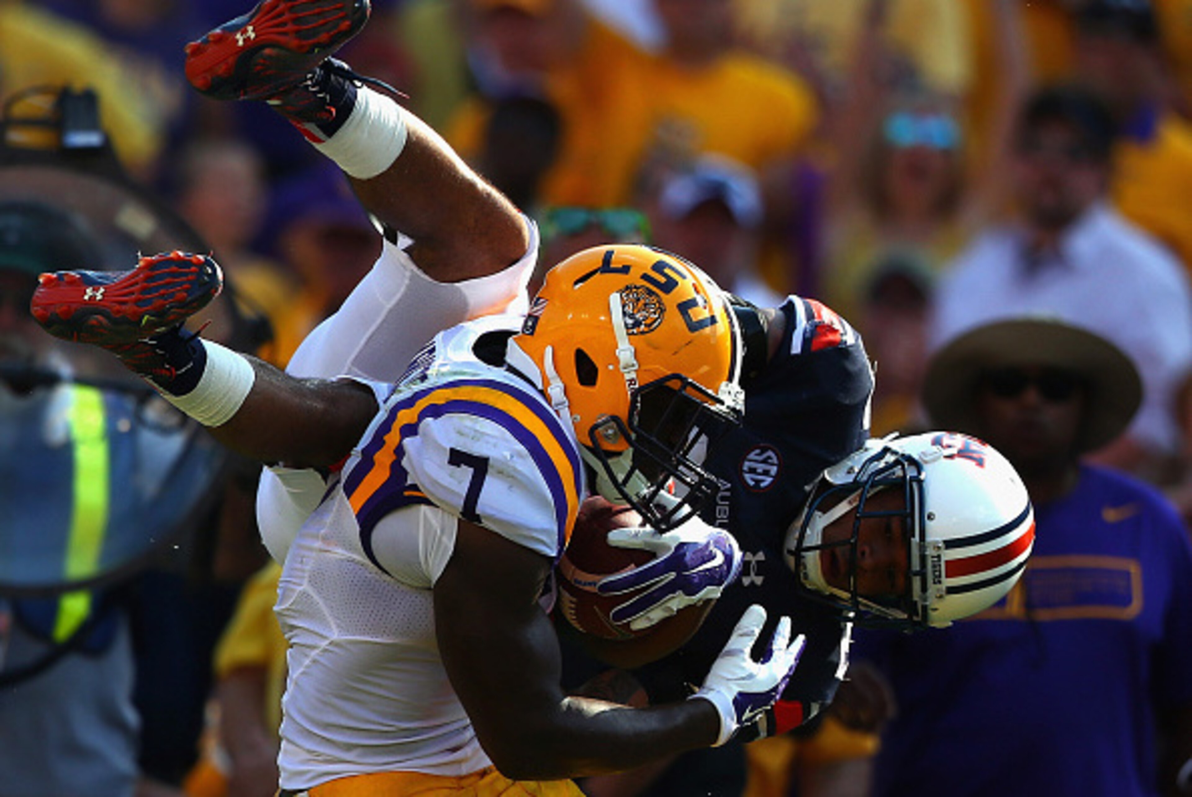 BATON ROUGE, LA - SEPTEMBER 19:  Leonard Fournette #7 of the LSU Tigers runs past the attempted tackle by Tray Matthews #28 of the Auburn Tigers at Tiger Stadium on September 19, 2015 in Baton Rouge, Louisiana.  (Photo by Ronald Martinez/Getty Images)