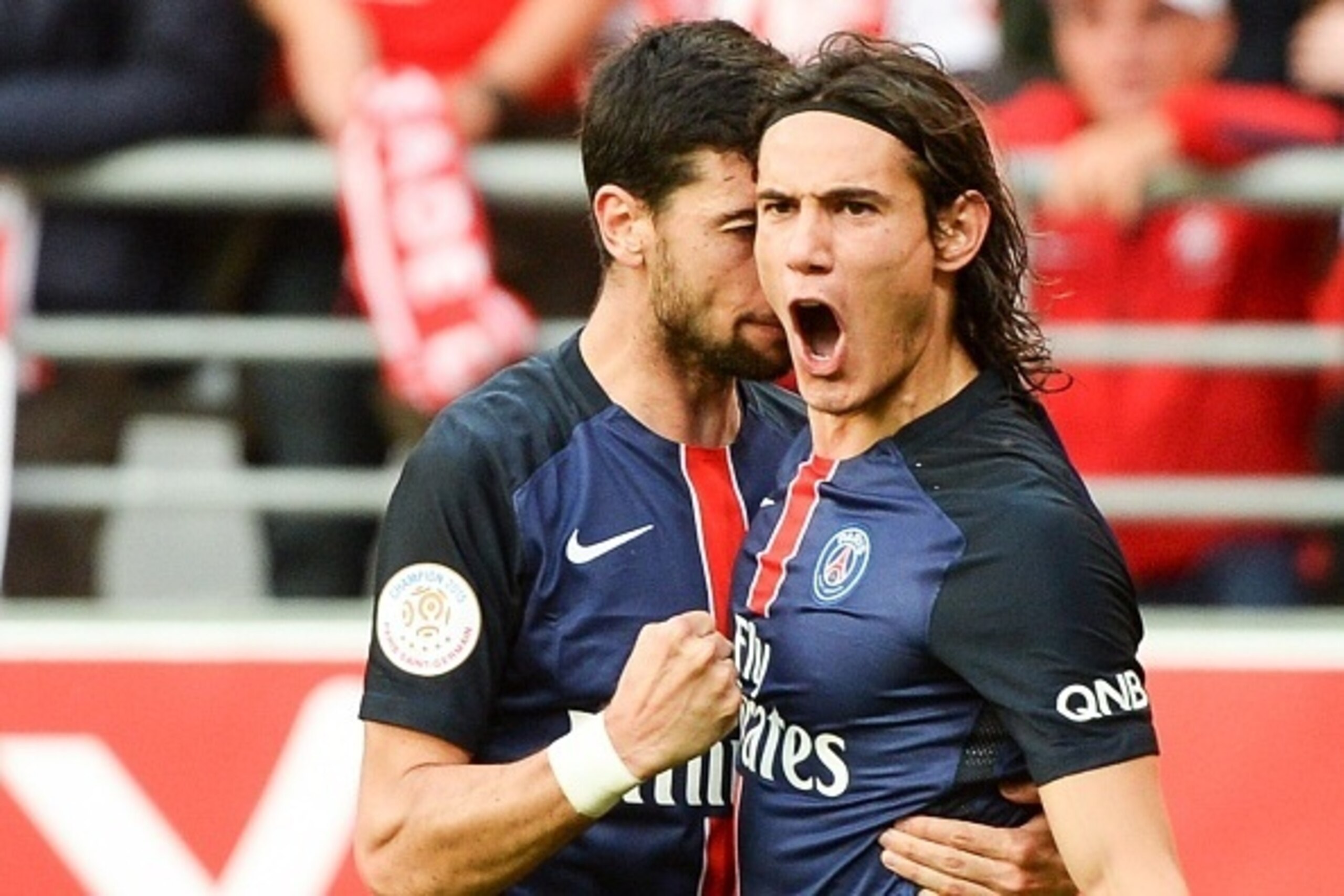 Paris Saint-Germain's Uruguayan forward Edinson Cavani (R) is congratulated by his teammate on scoring during the French Ligue 1 football match between Reims and Paris Saint-Germain on September 19, 2015 at the Auguste Delaune Stadium in Reims.  AFP PHOTO