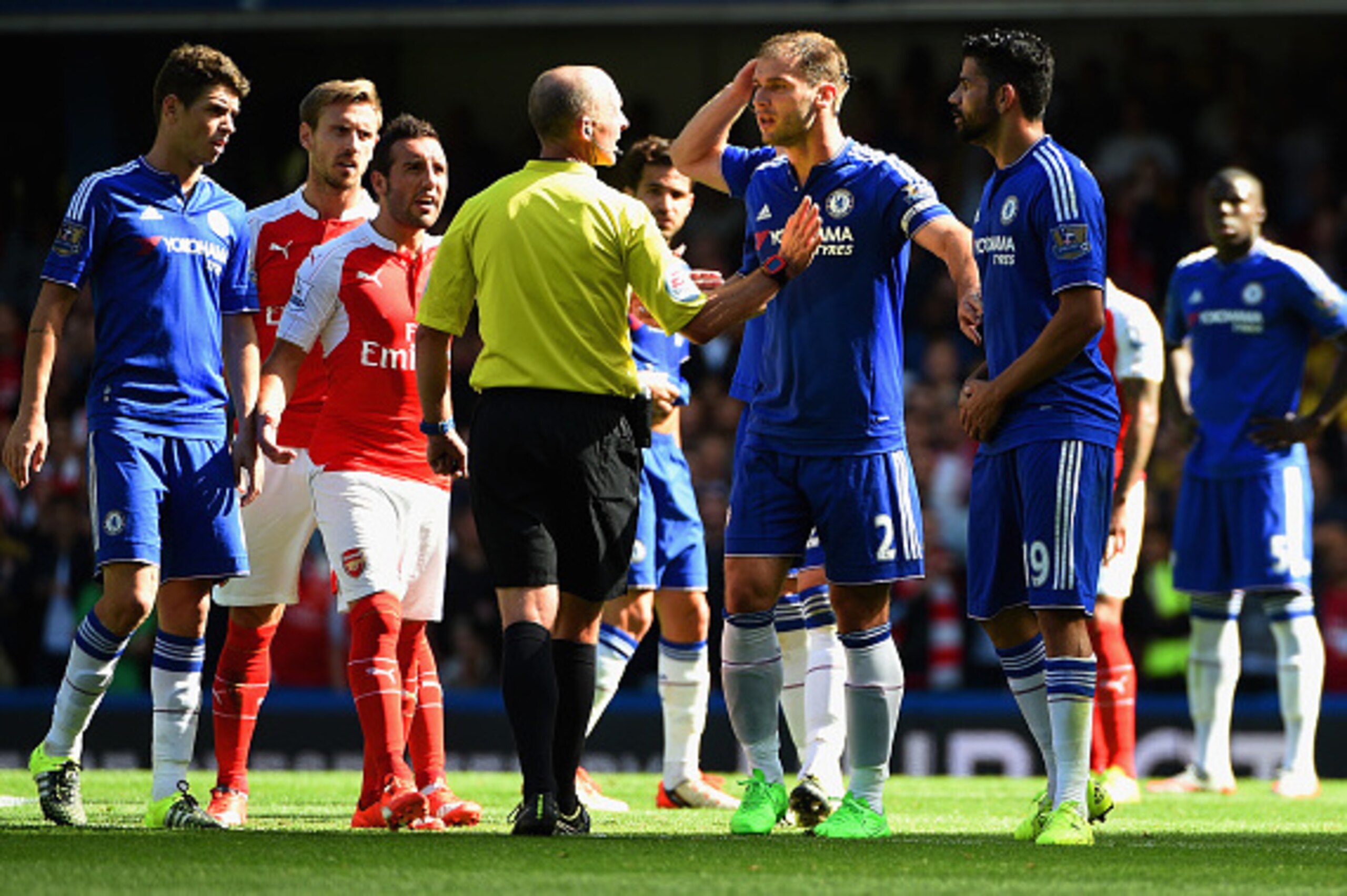 LONDON, ENGLAND - SEPTEMBER 19:  Referee Mike Dean talks with Diego Costa of Chelsea during the Barclays Premier League match between Chelsea and Arsenal at Stamford Bridge on September 19, 2015 in London, United Kingdom.  (Photo by Ross Kinnaird/Getty Im